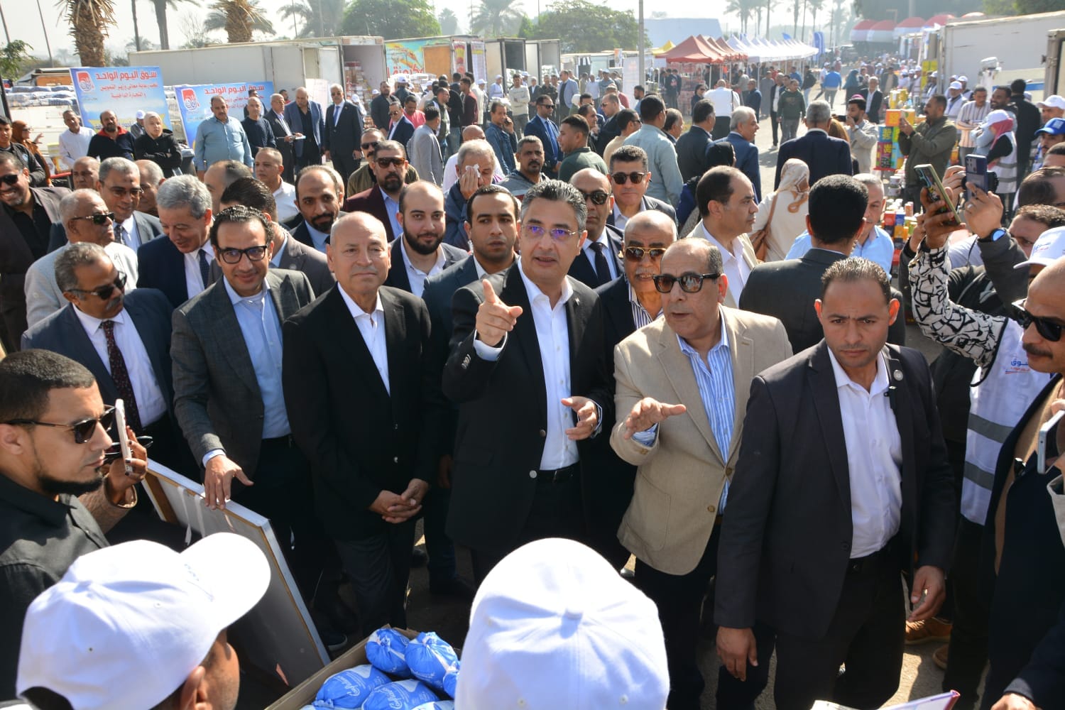 وزير التموين يفتتح سوق اليوم الواحد في حلوان