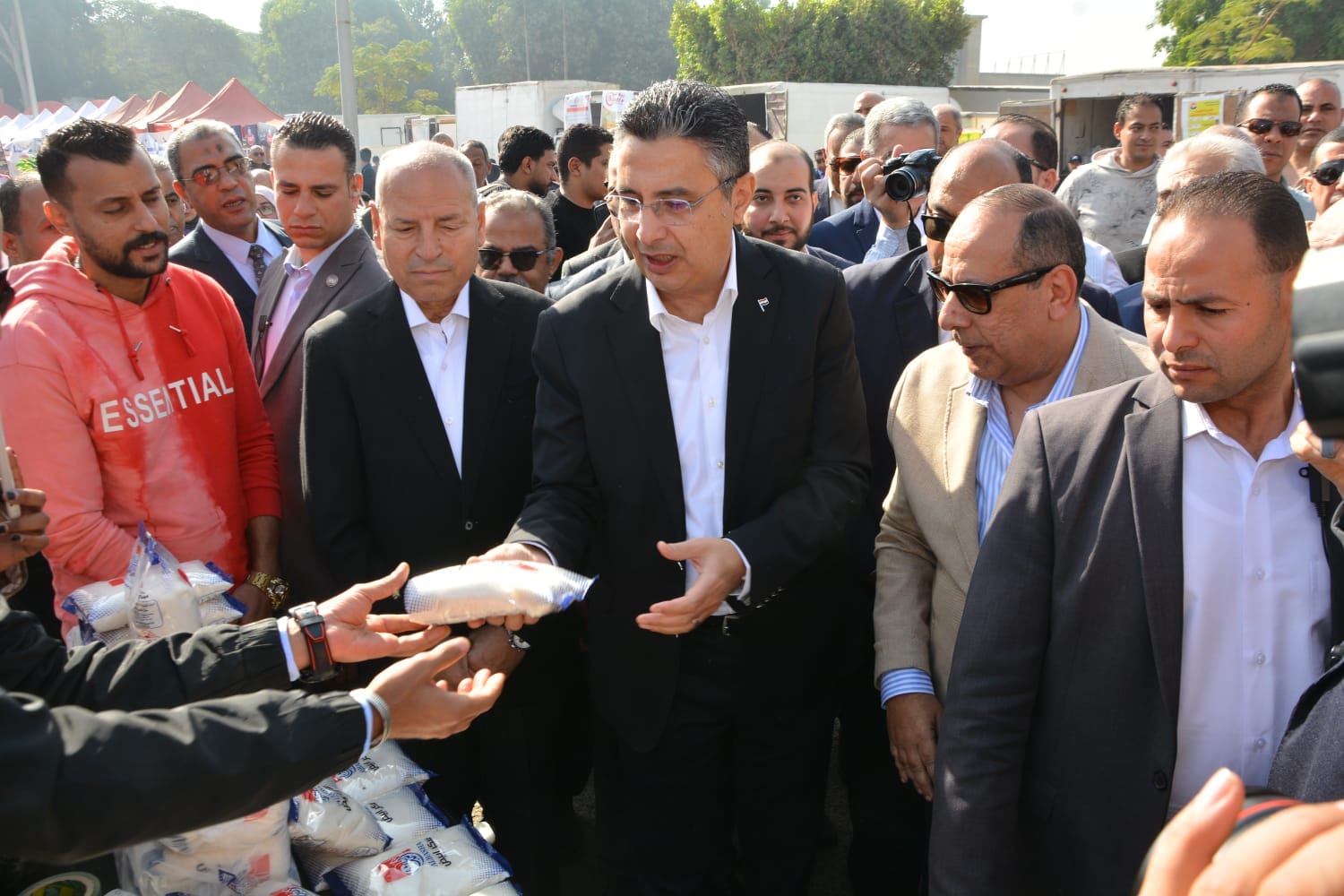 وزير التموين يفتتح سوق اليوم الواحد في حلوان