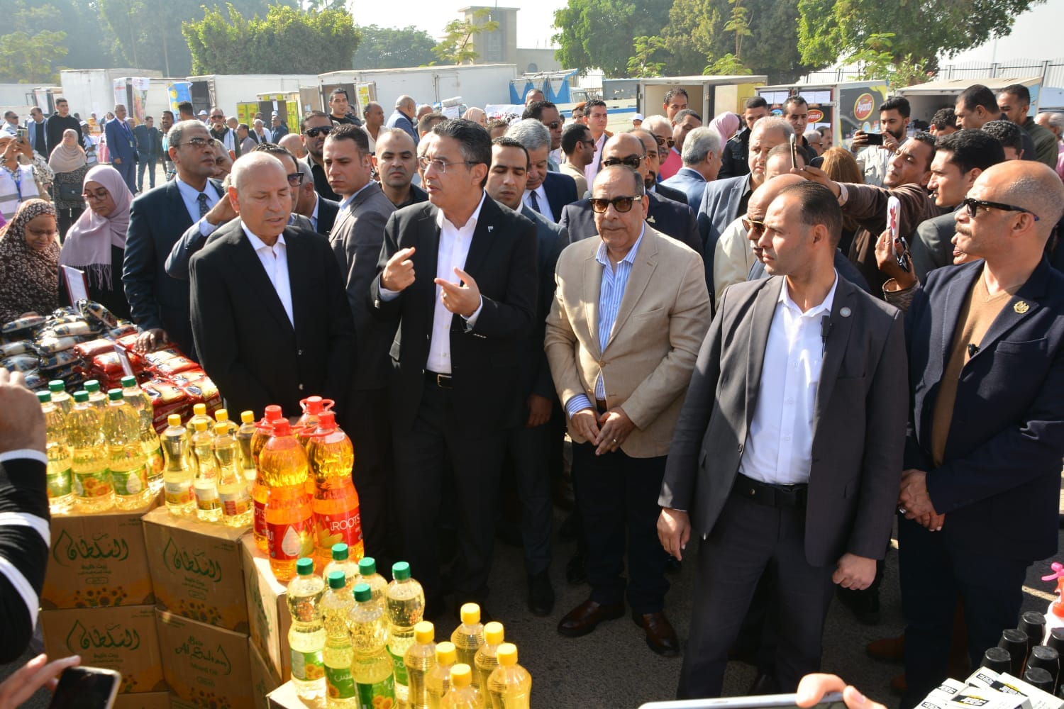وزير التموين يفتتح سوق اليوم الواحد في حلوان