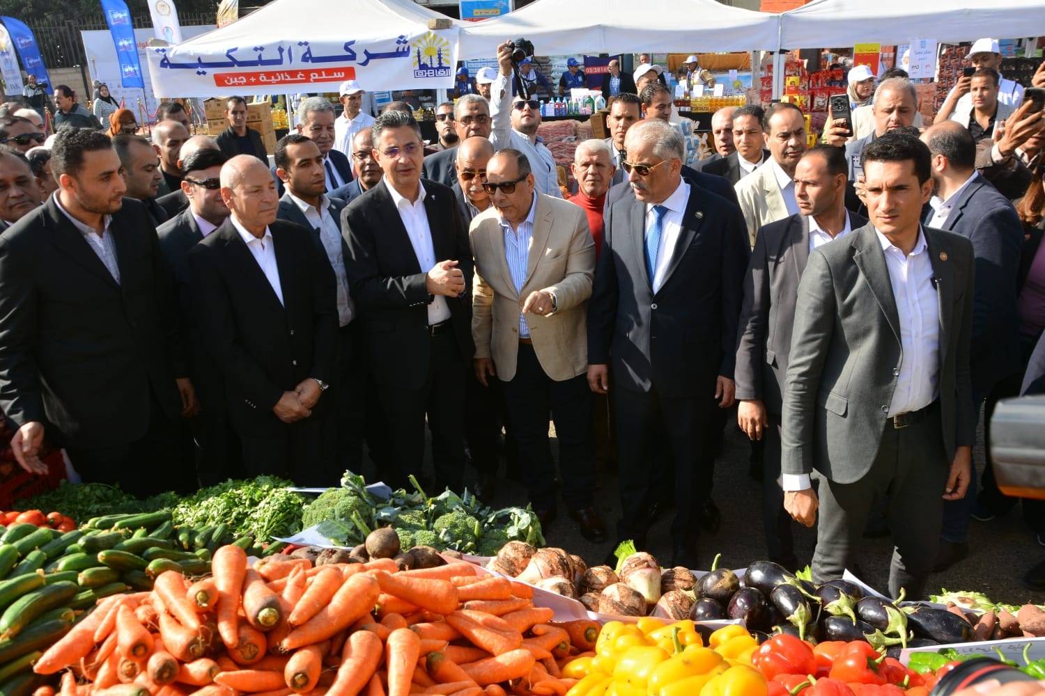 وزير التموين يفتتح سوق اليوم الواحد في حلوان