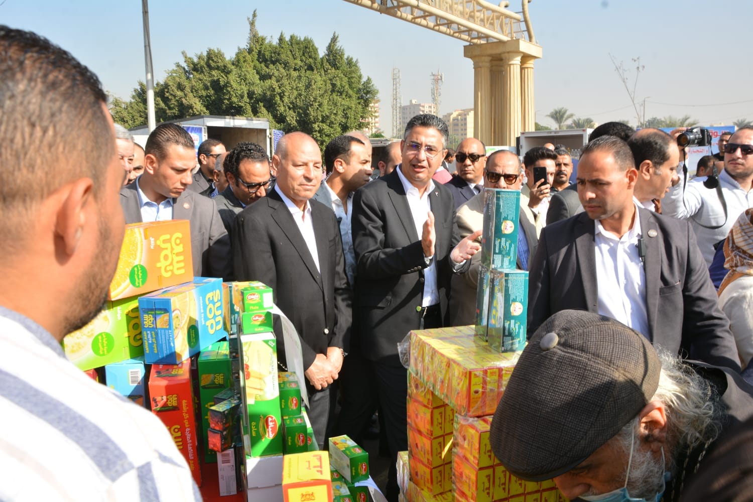 وزير التموين يفتتح سوق اليوم الواحد في حلوان