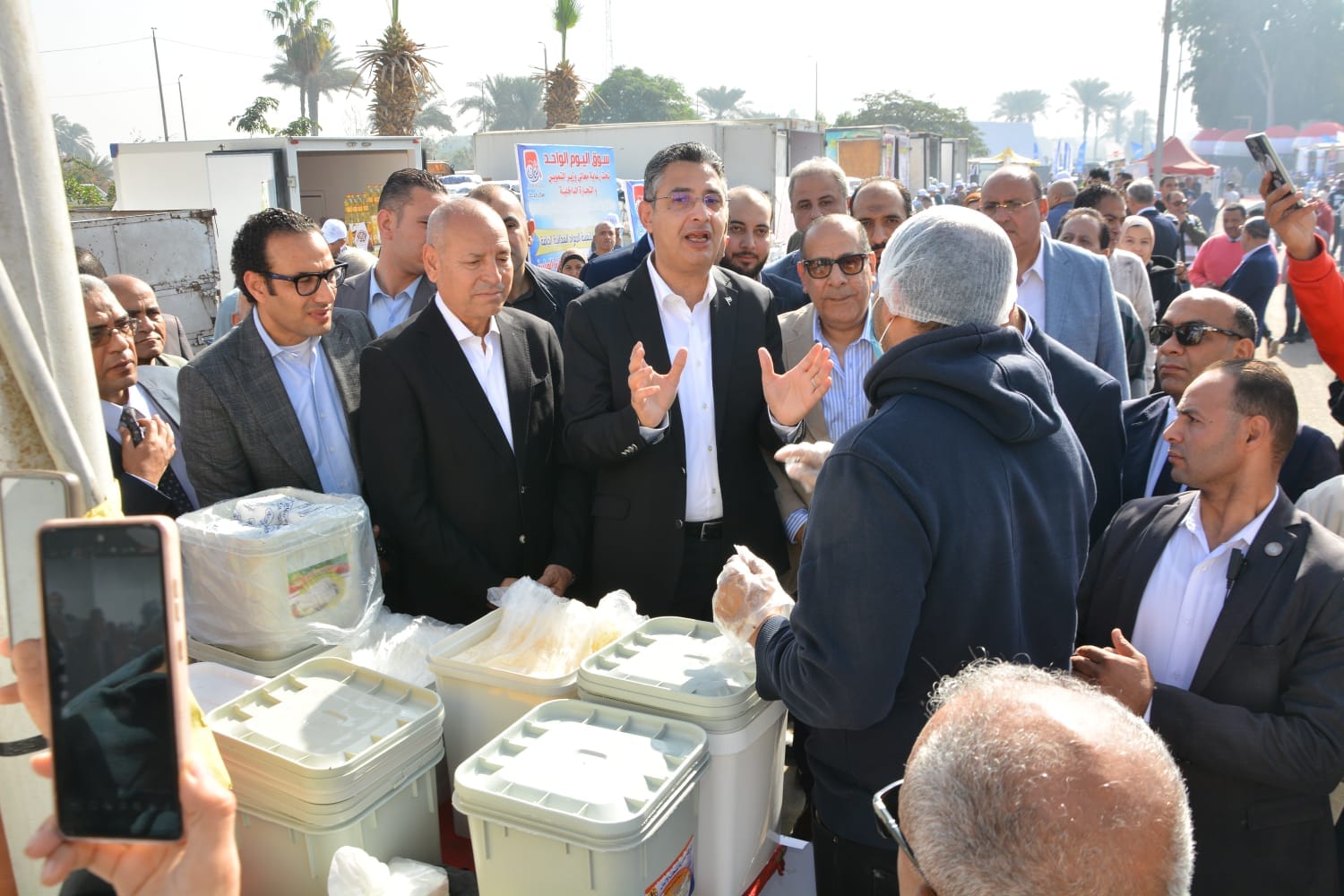 وزير التموين يفتتح سوق اليوم الواحد في حلوان