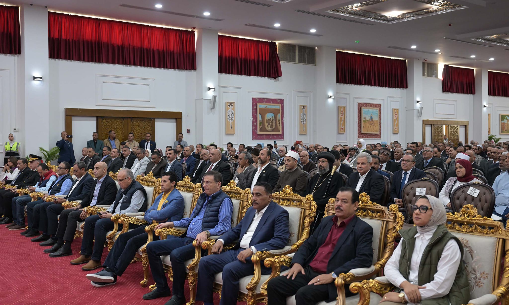 مدبولي يلتقي نواب البرلمان والعمداء والمشايخ بالوادي الجديد