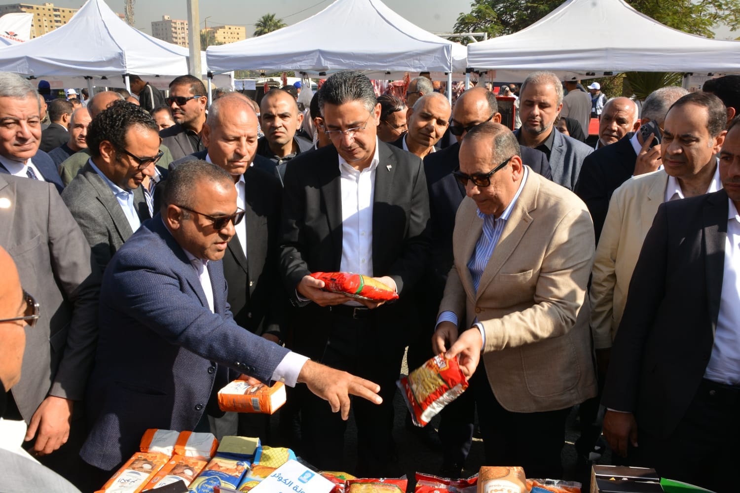 وزير التموين يفتتح سوق اليوم الواحد في حلوان