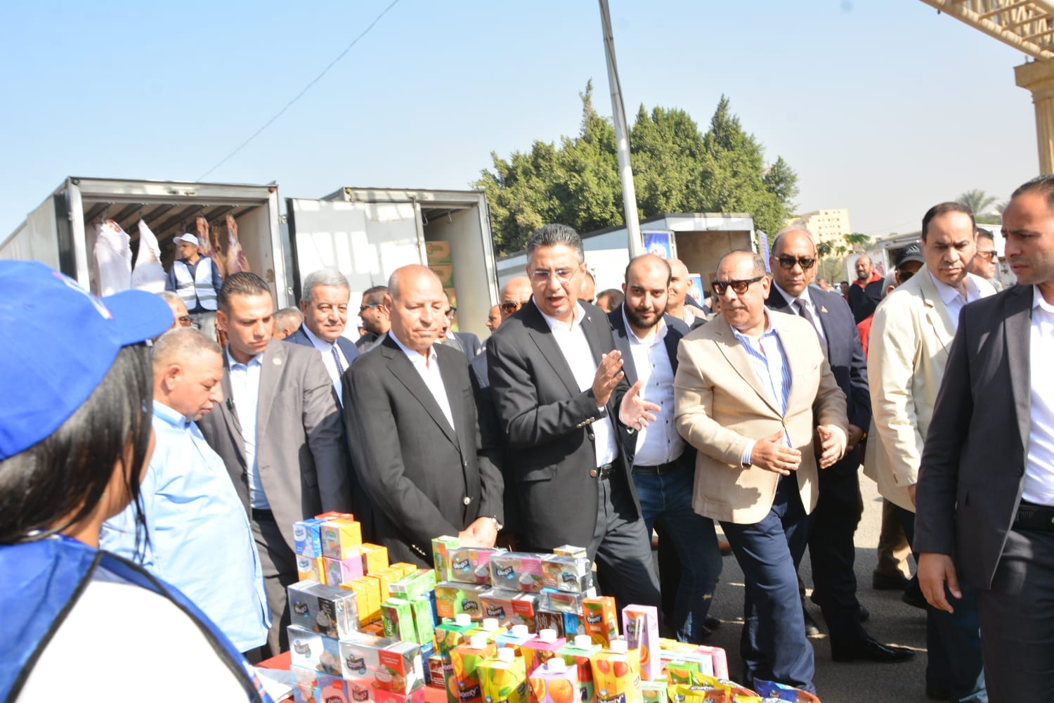 وزير التموين يفتتح سوق اليوم الواحد في حلوان