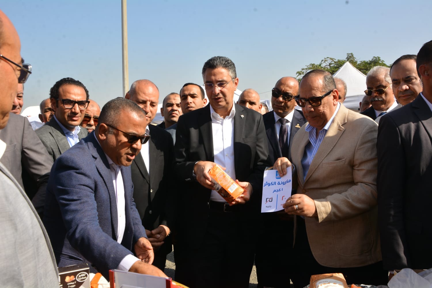 وزير التموين يفتتح سوق اليوم الواحد في حلوان