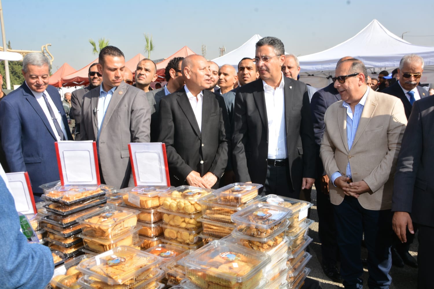 وزير التموين يفتتح سوق اليوم الواحد في حلوان