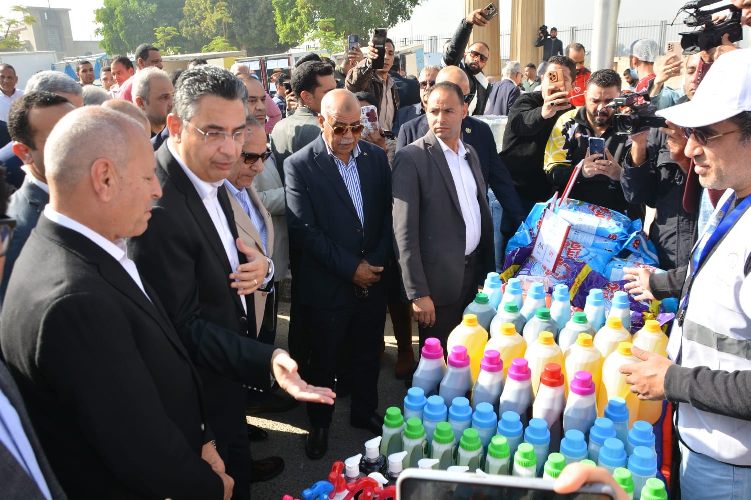 وزير التموين يفتتح سوق اليوم الواحد في حلوان