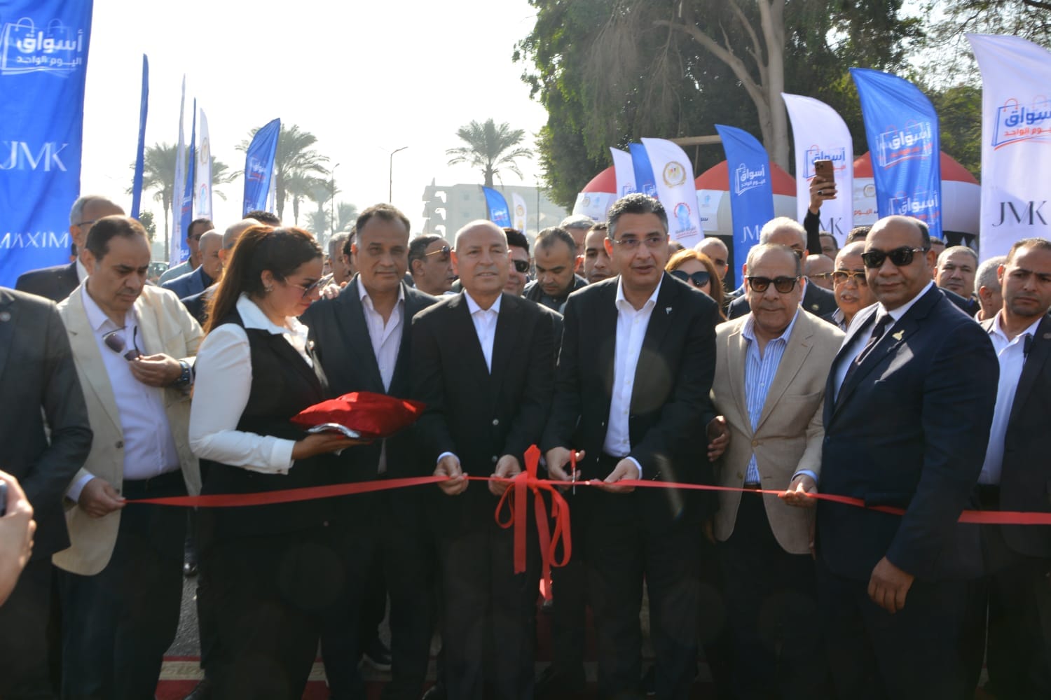 وزير التموين يفتتح سوق اليوم الواحد في حلوان