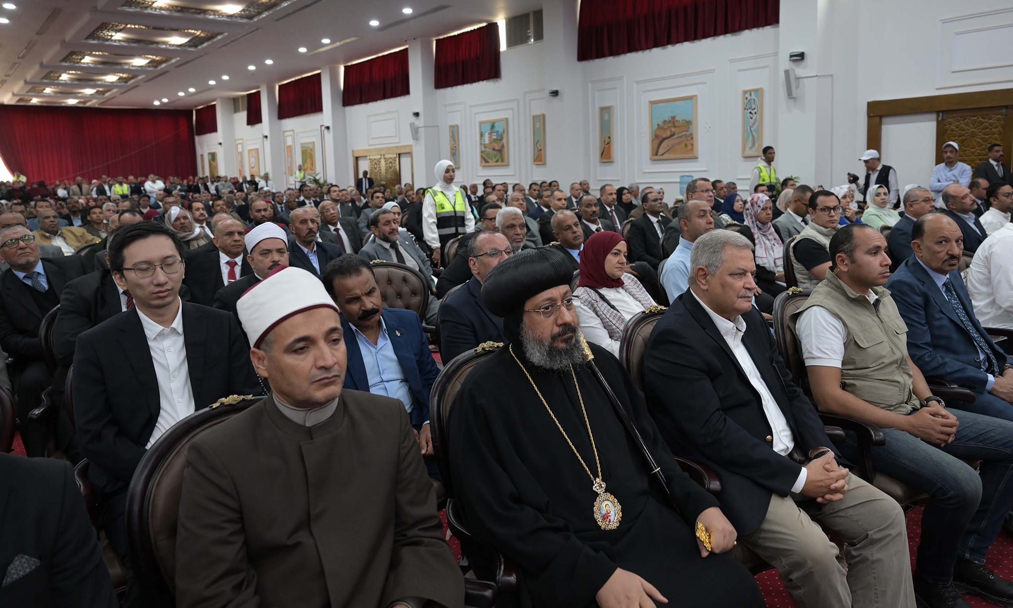 مدبولي يلتقي نواب البرلمان والعمداء والمشايخ بالوادي الجديد