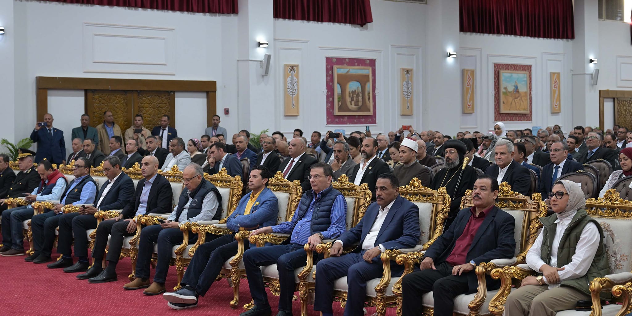 مدبولي يلتقي نواب البرلمان والعمداء والمشايخ بالوادي الجديد