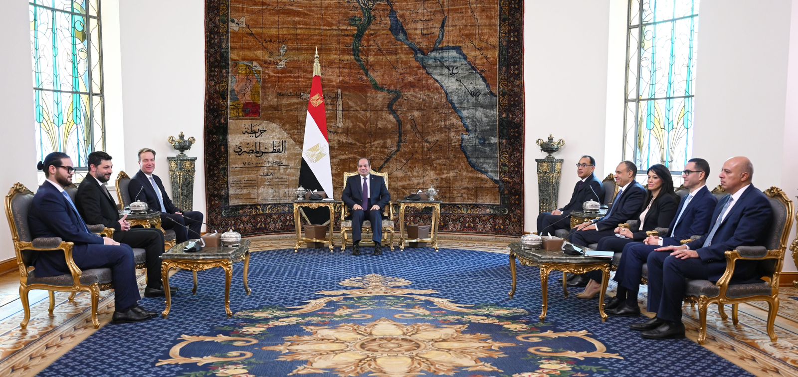 الرئيس السيسي يجتمع مع رئيس المنتدى الاقتصادي العالمي