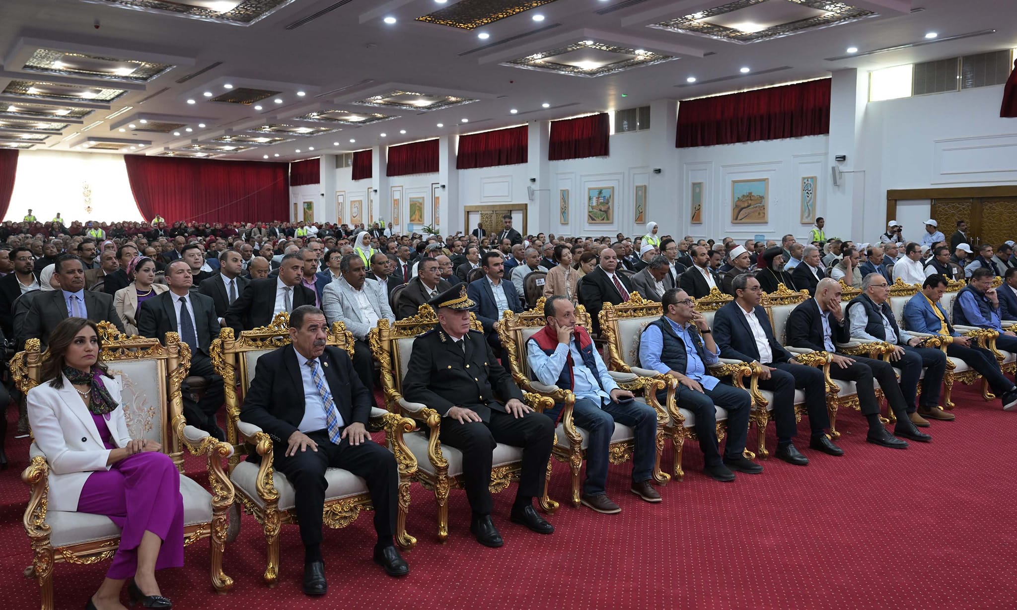 مدبولي يلتقي نواب البرلمان والعمداء والمشايخ بالوادي الجديد