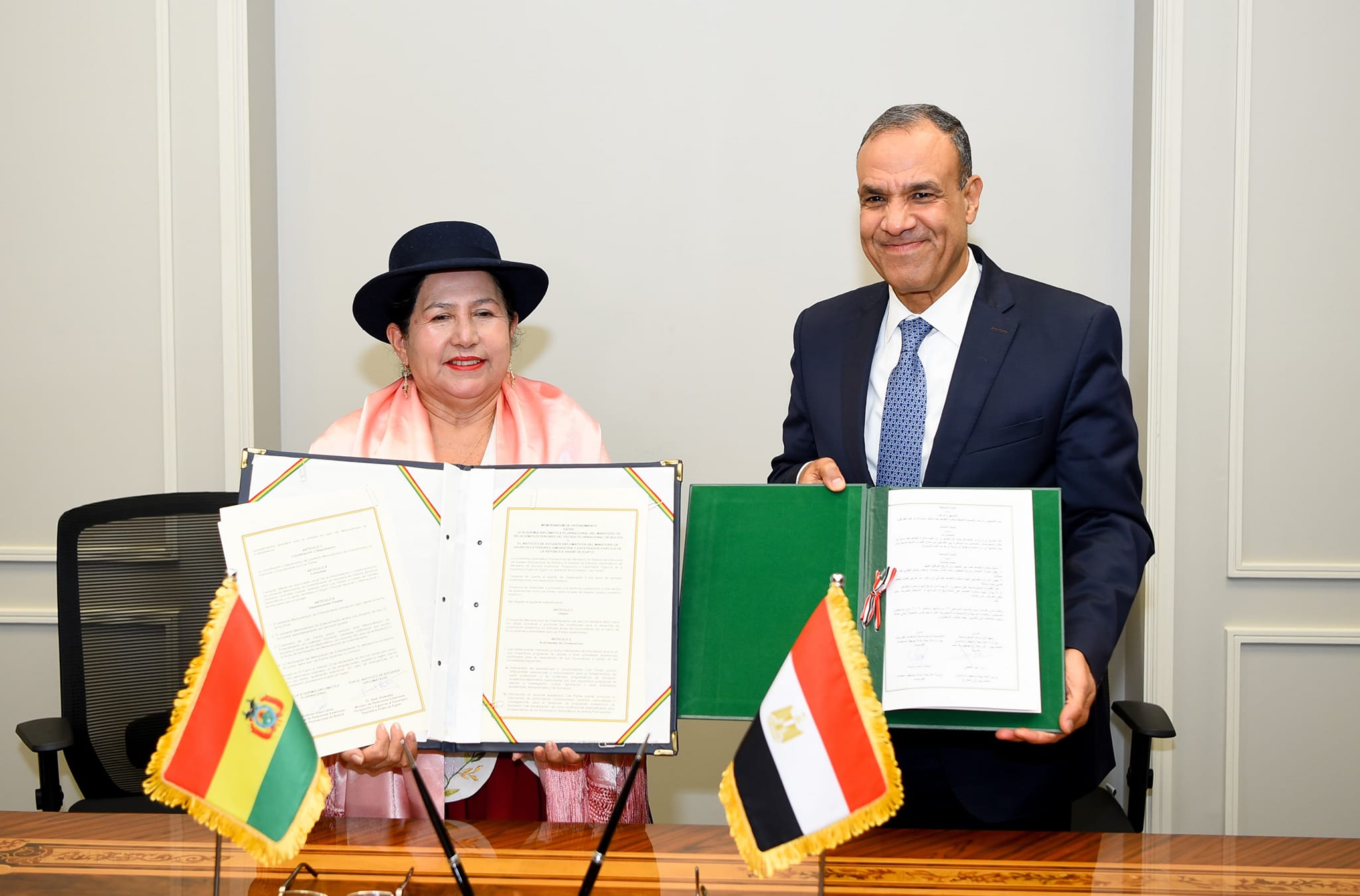 وزير الخارجية مع وزيرة خارجية بوليفيا