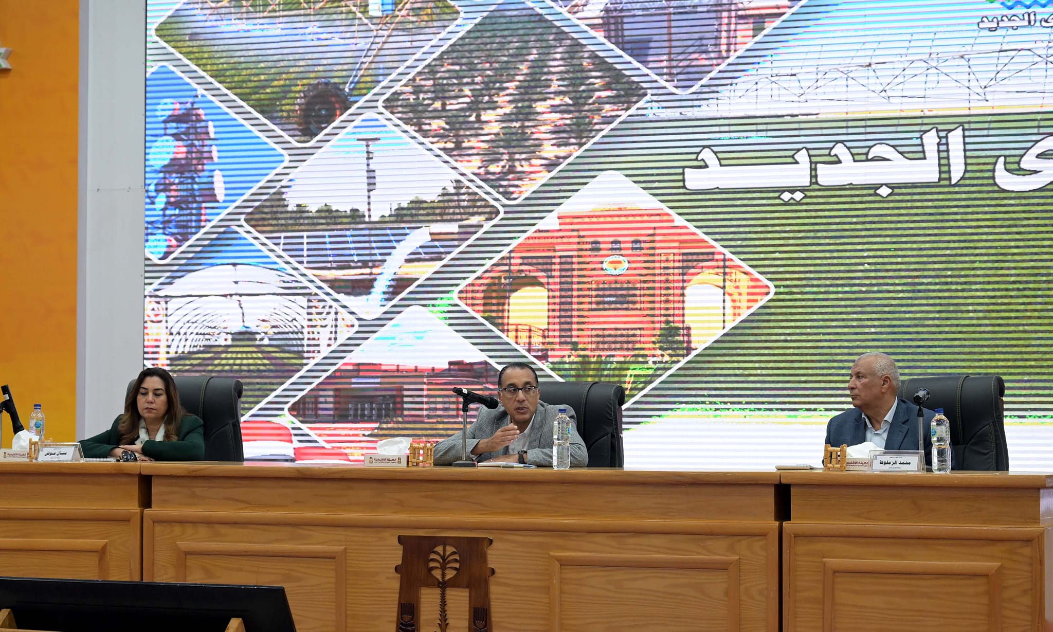 مدبولي يلتقي نواب البرلمان والعمداء والمشايخ بالوادي الجديد