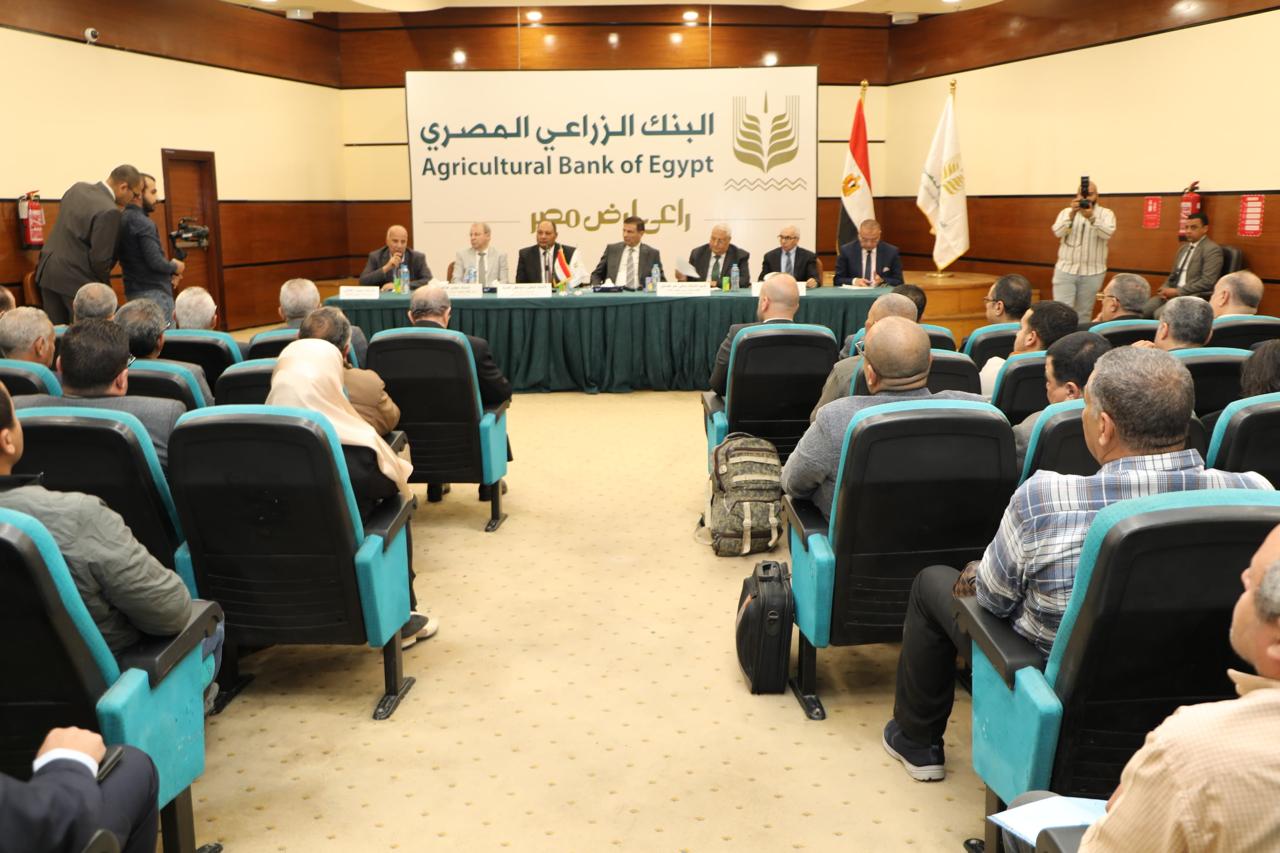 وزير الزراعة يجتمع بمنتجي الدواجن وأصحاب المزارع الصغيرة