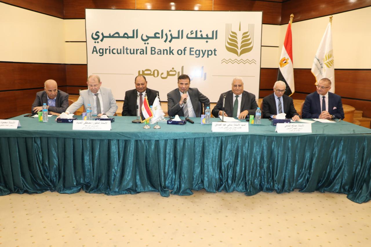 وزير الزراعة يجتمع بمنتجي الدواجن وأصحاب المزارع الصغيرة