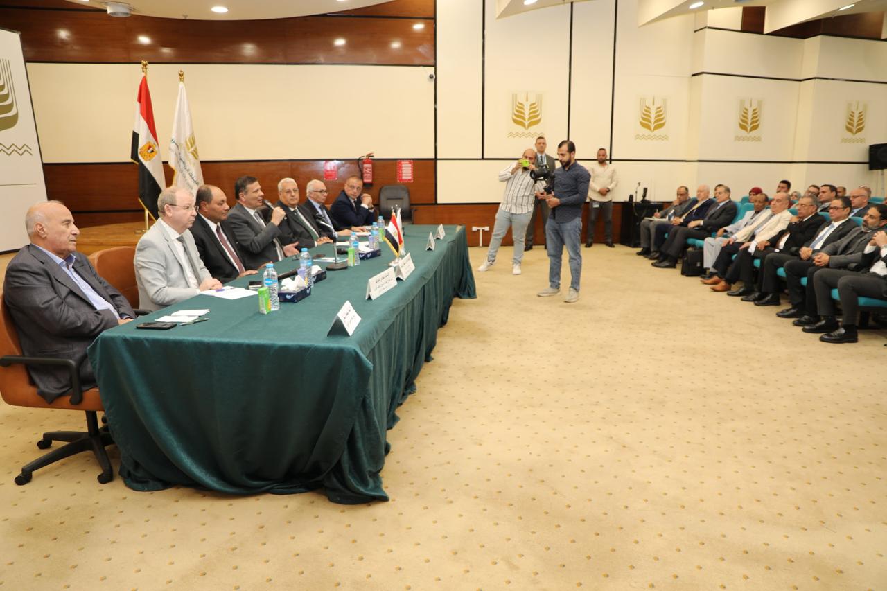 وزير الزراعة يجتمع بمنتجي الدواجن وأصحاب المزارع الصغيرة