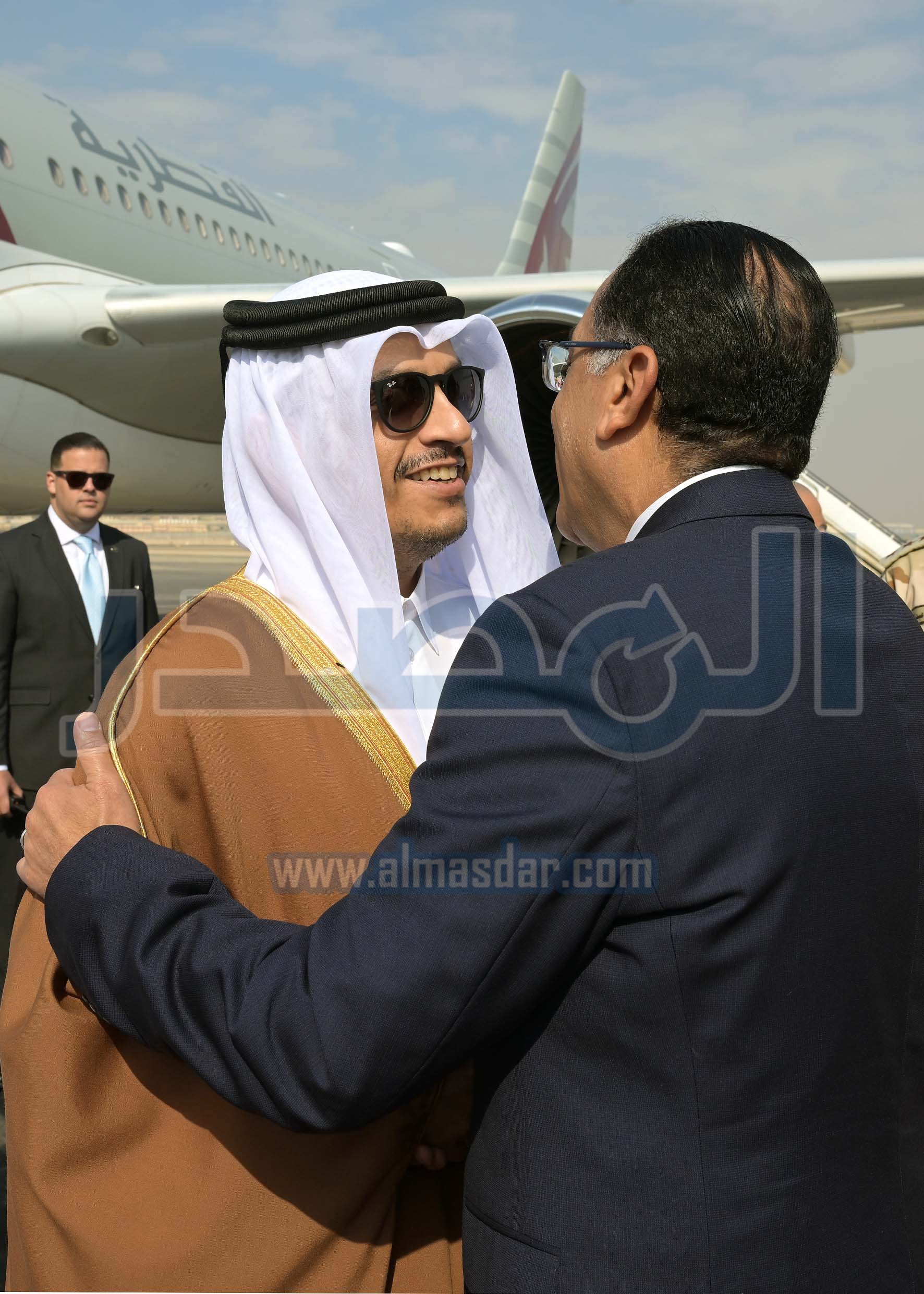 رئيس الوزراء يستقبل نظيره القطري بمطار القاهرة الدولي