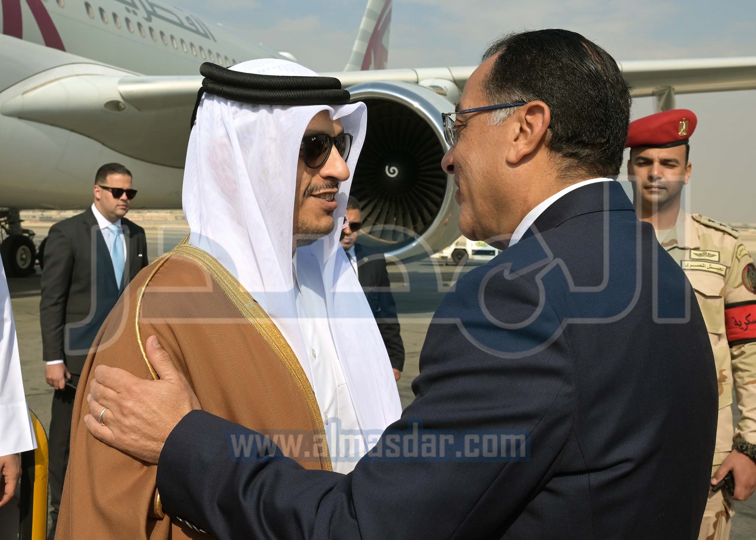 رئيس الوزراء يستقبل نظيره القطري بمطار القاهرة الدولي