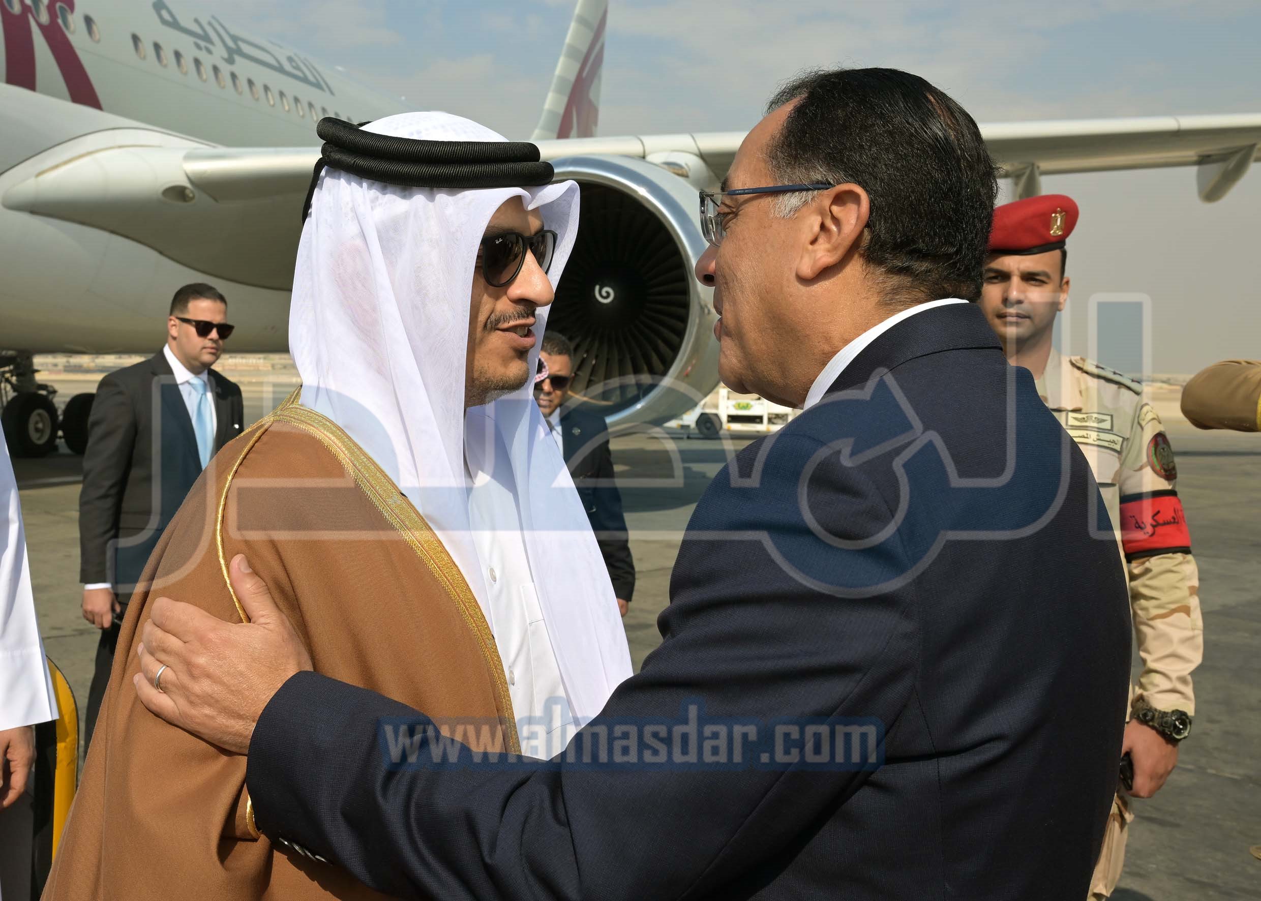 رئيس الوزراء يستقبل نظيره القطري بمطار القاهرة الدولي