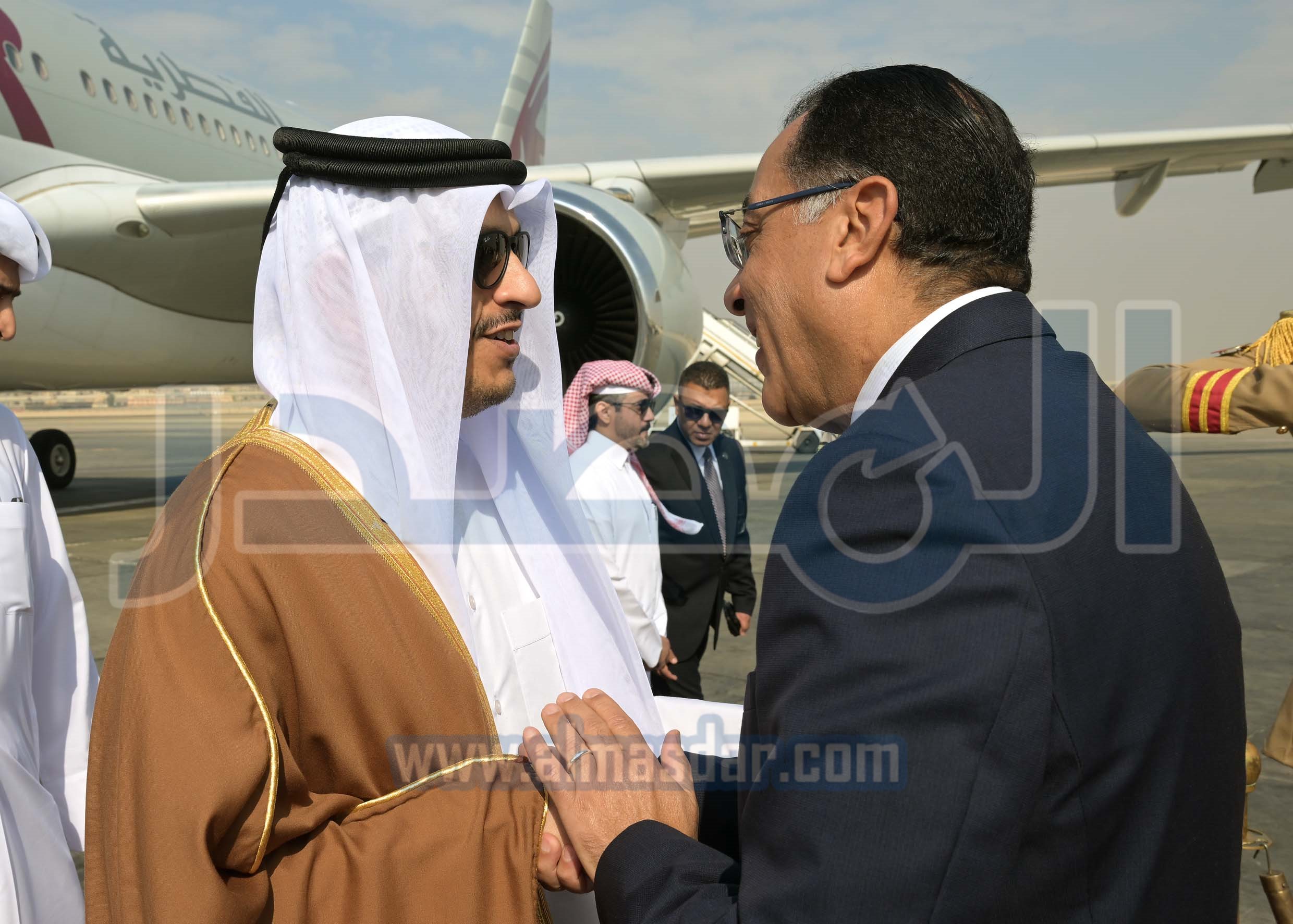 رئيس الوزراء يستقبل نظيره القطري بمطار القاهرة الدولي