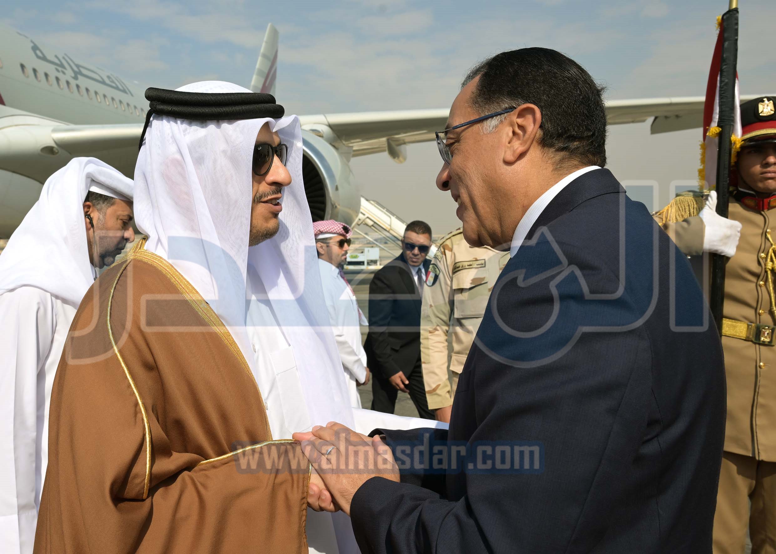 رئيس الوزراء يستقبل نظيره القطري بمطار القاهرة الدولي