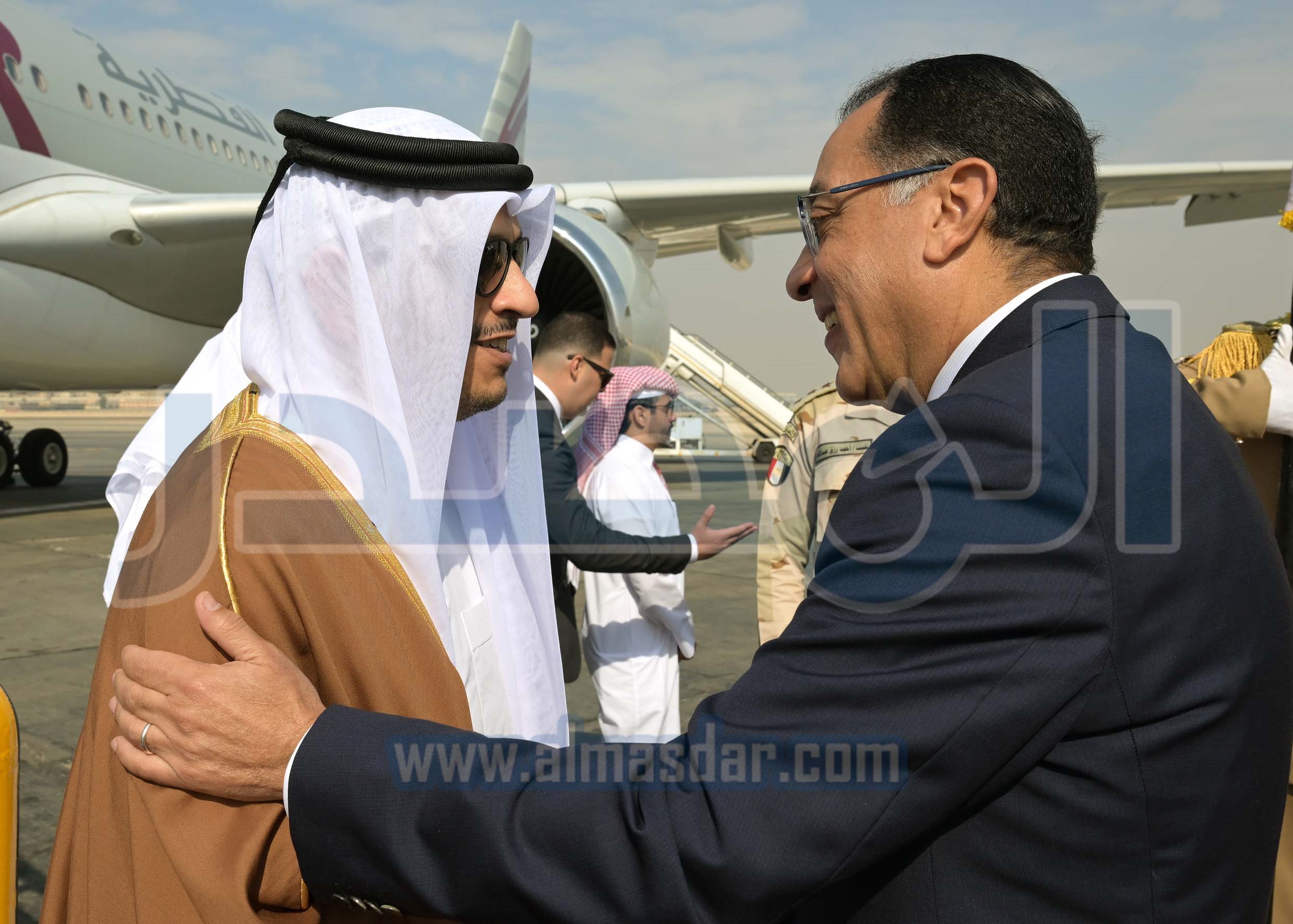 رئيس الوزراء يستقبل نظيره القطري بمطار القاهرة الدولي