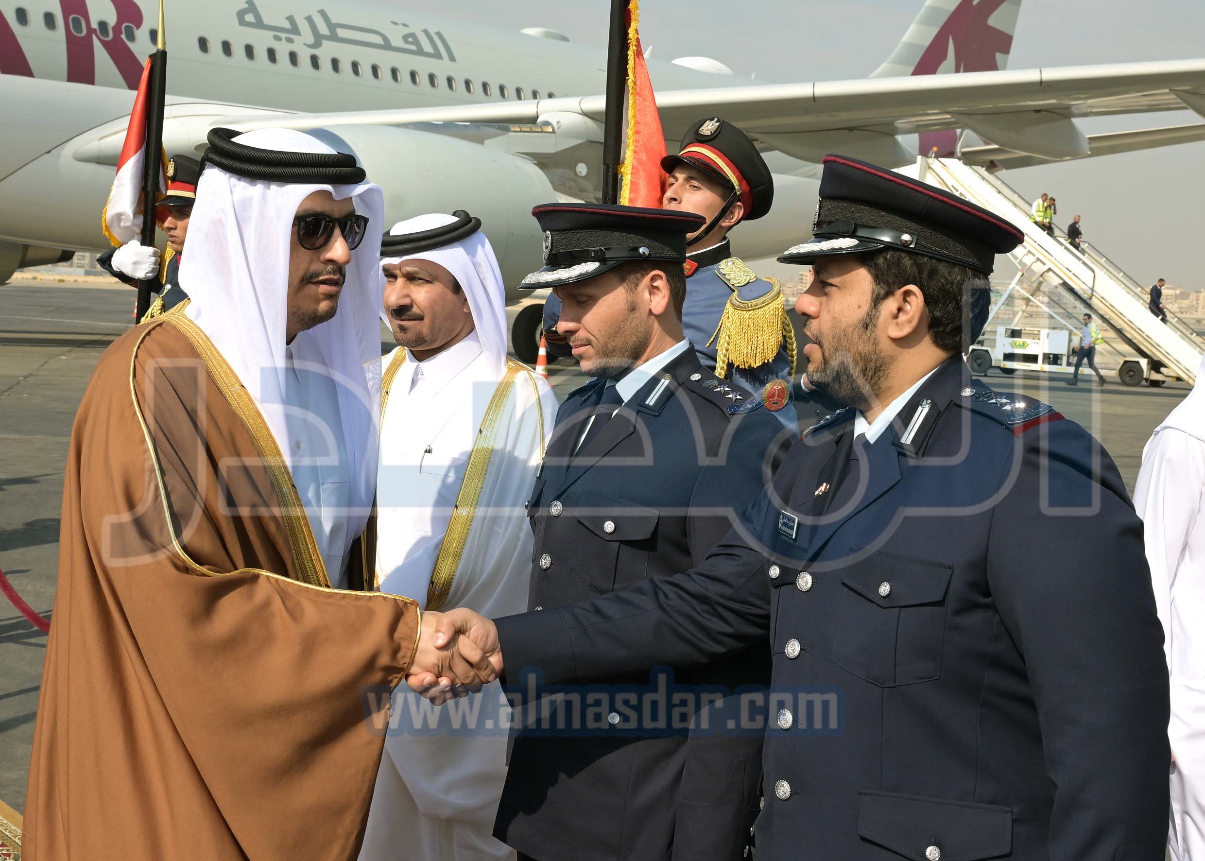 رئيس الوزراء يستقبل نظيره القطري بمطار القاهرة الدولي
