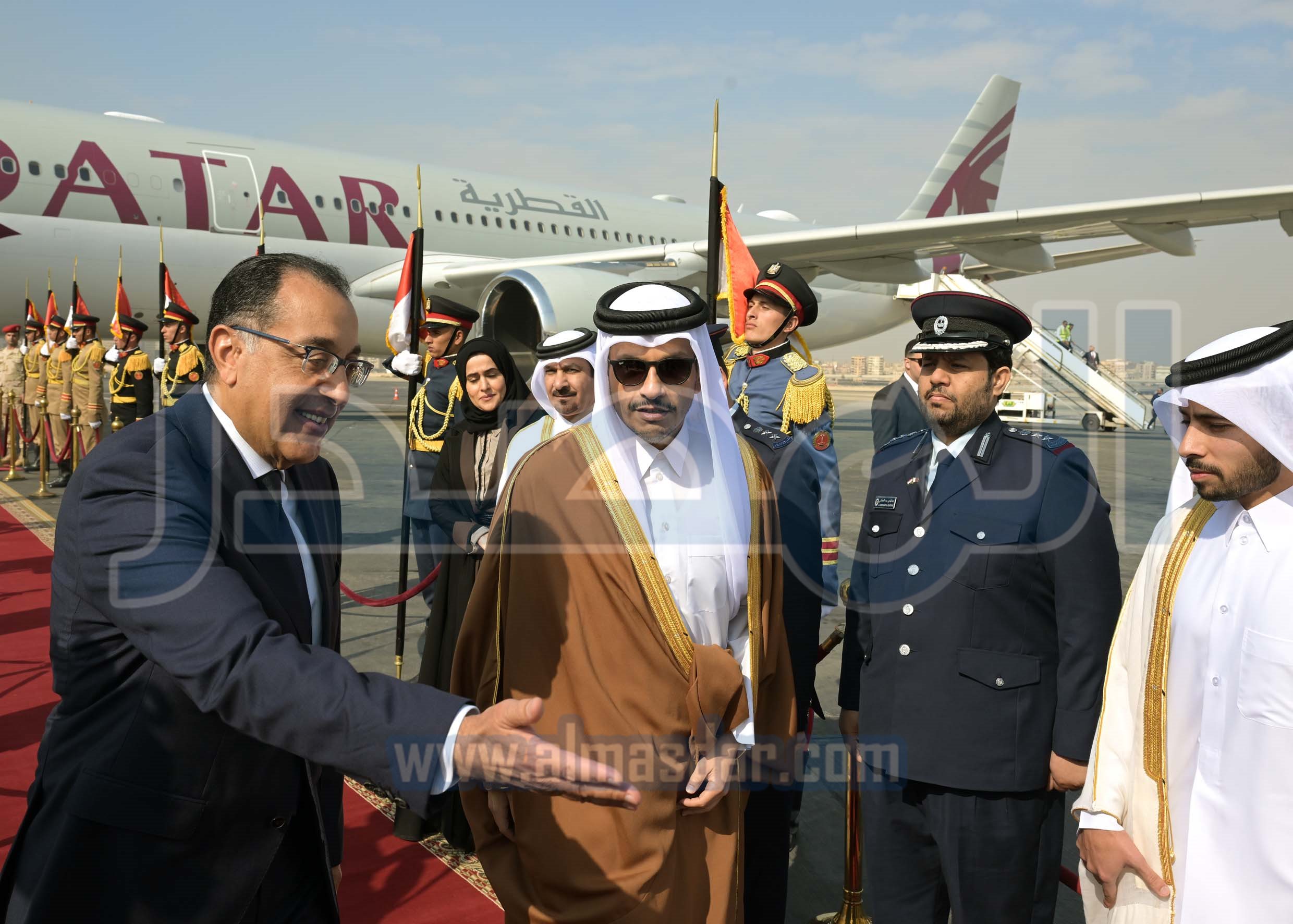 رئيس الوزراء يستقبل نظيره القطري بمطار القاهرة الدولي