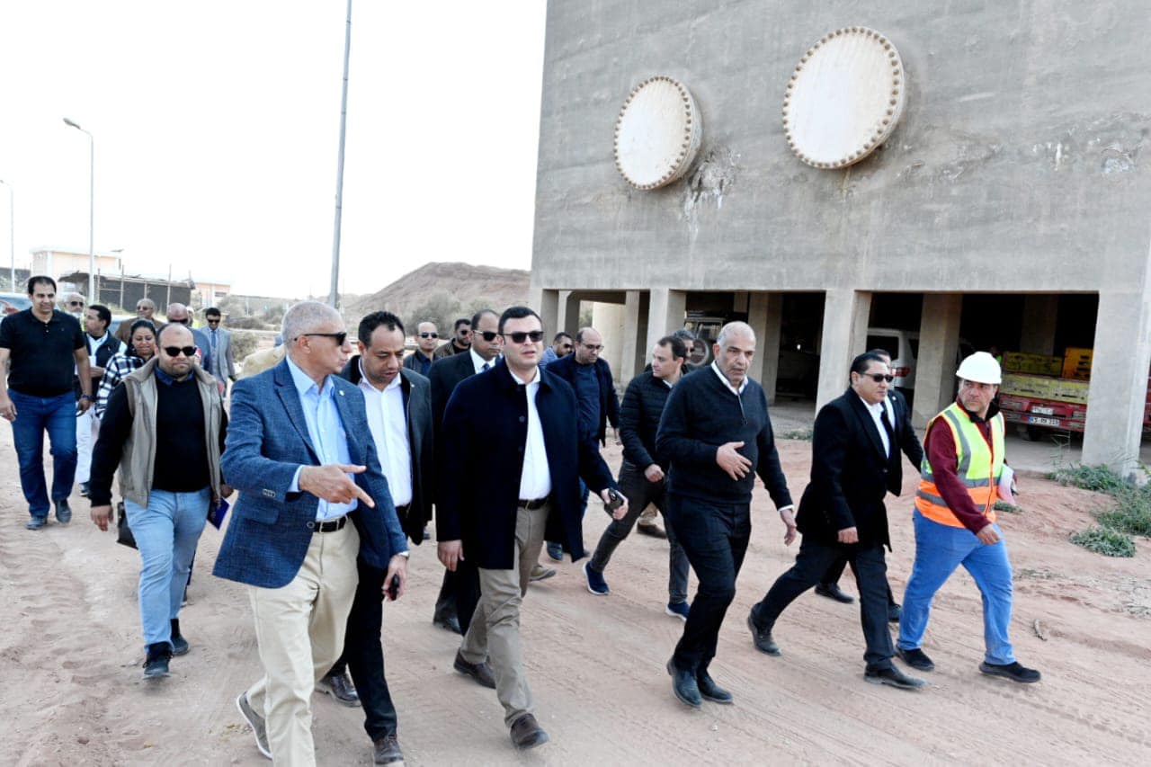 وزير الإسكان يتفقد محاور الطرق ووحدات سكن لكل المصريين