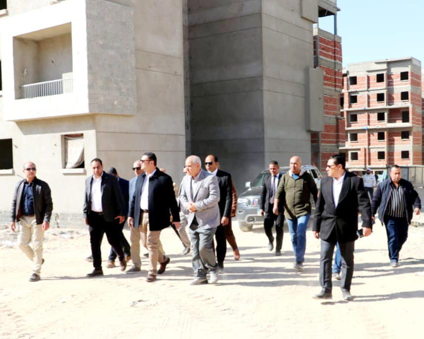 وزير الإسكان يتفقد محاور الطرق ووحدات سكن لكل المصريين