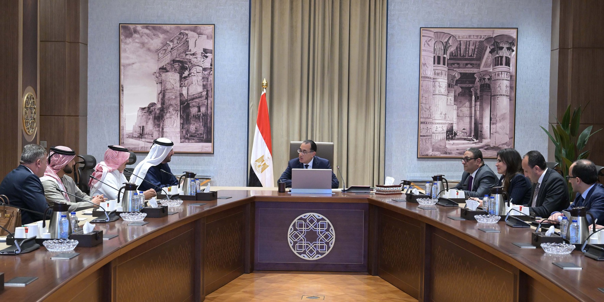 رئيس الوزراء يلتقي رئيس الديوان الأميري