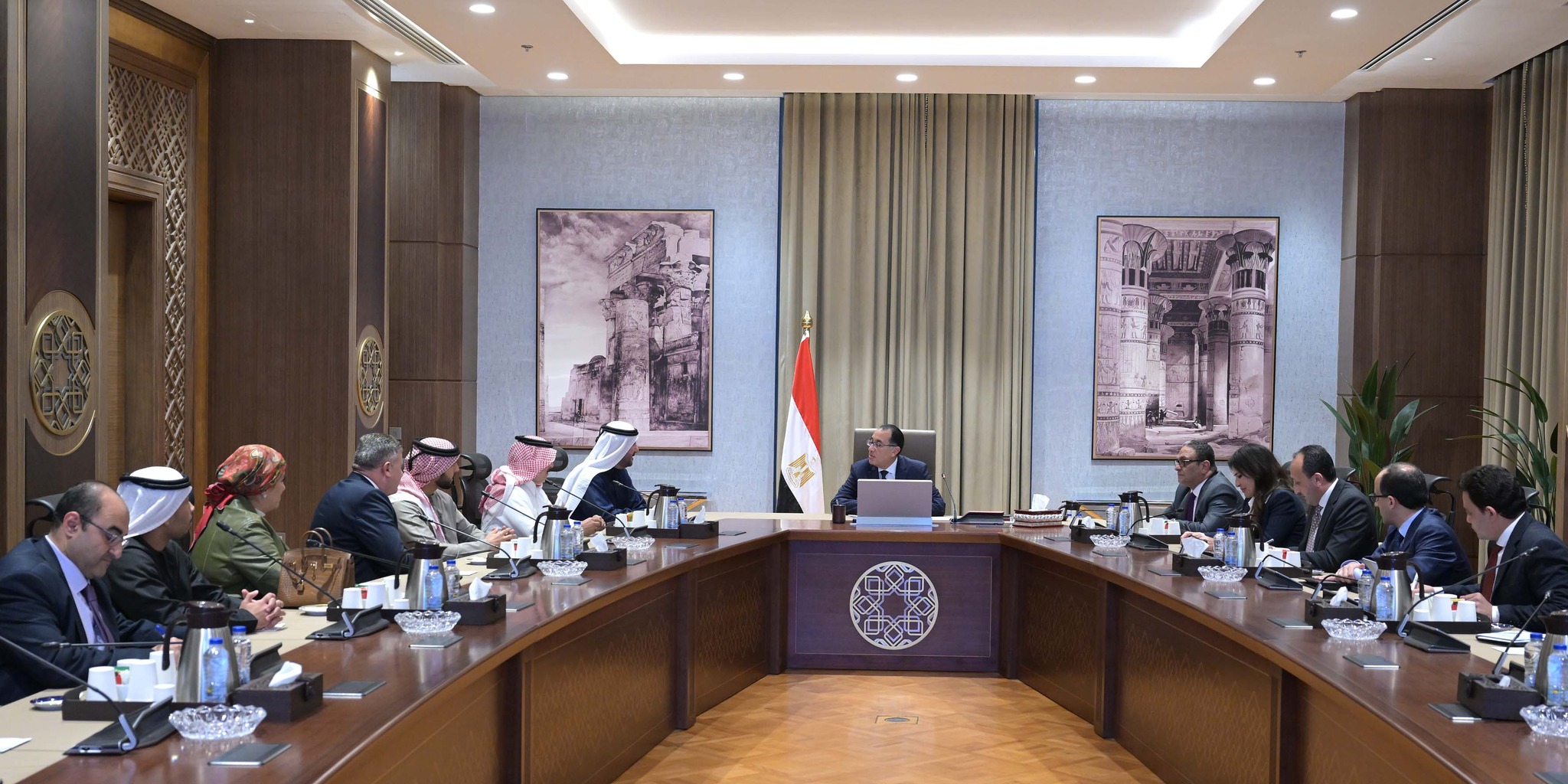 رئيس الوزراء يلتقي رئيس الديوان الأميري