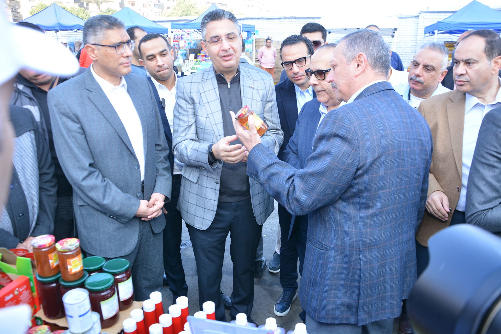 وزير التموين يفتتح سوق اليوم الواحد في إمبابة