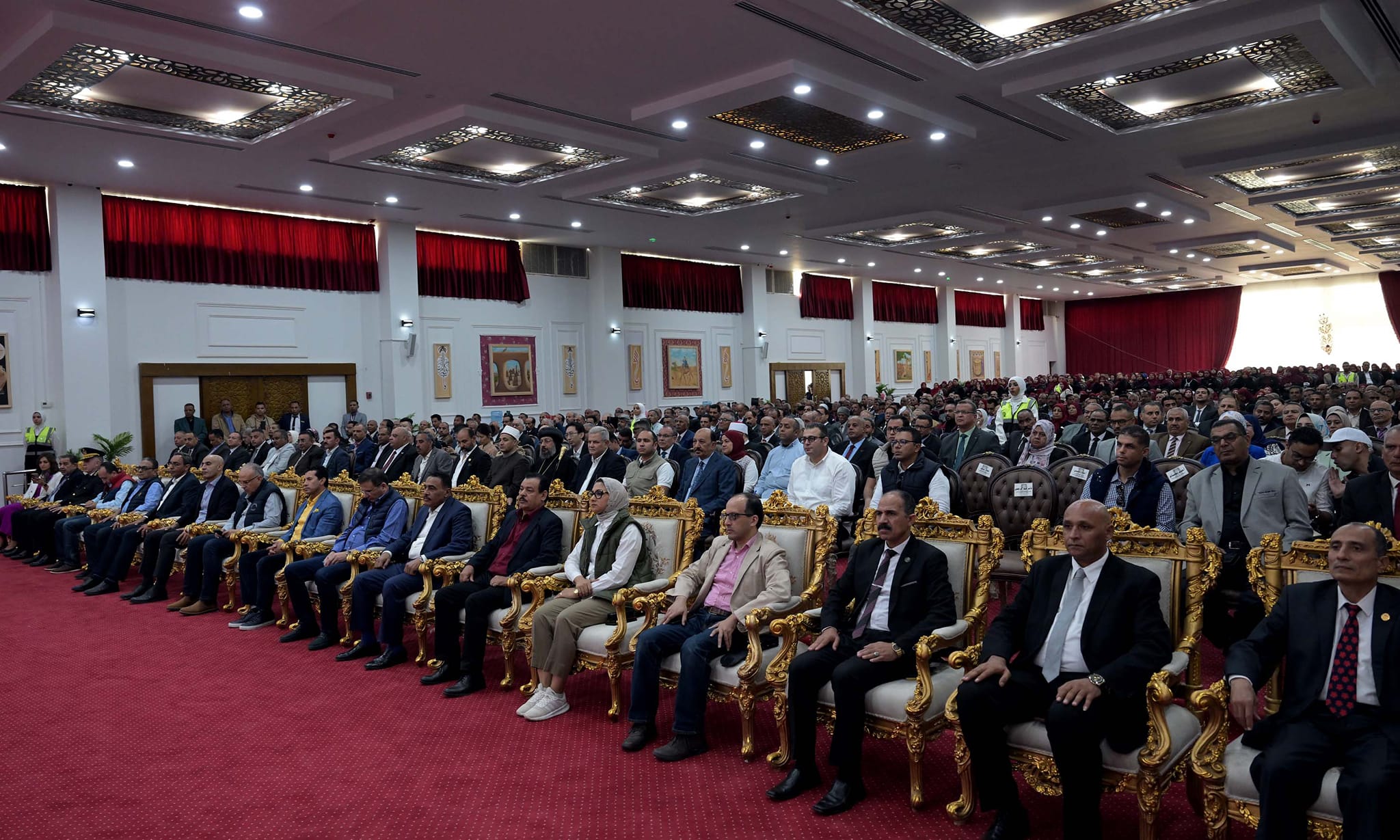 مدبولي يلتقي نواب البرلمان والعمداء والمشايخ بالوادي الجديد