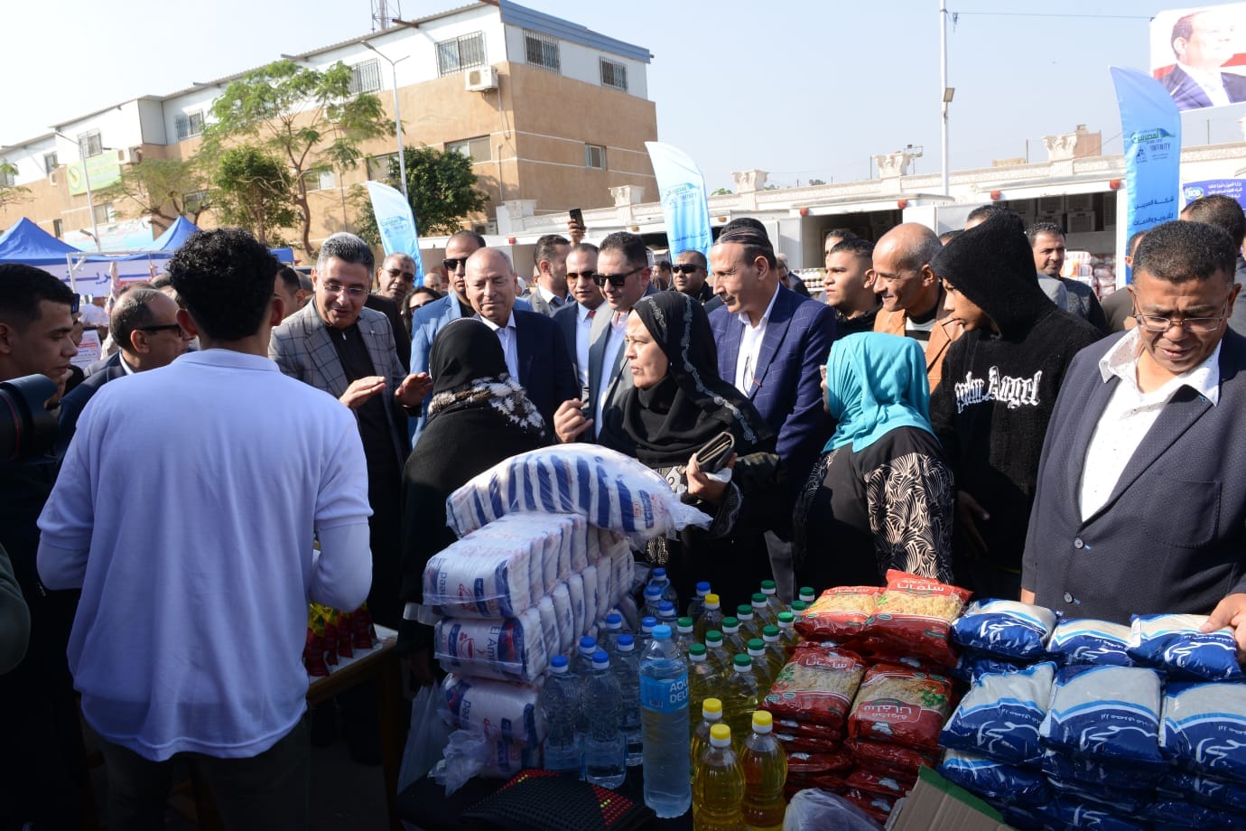 وزير التموين ومحافظ القاهرة يفتتحان سوق اليوم الواحد بالأميرية