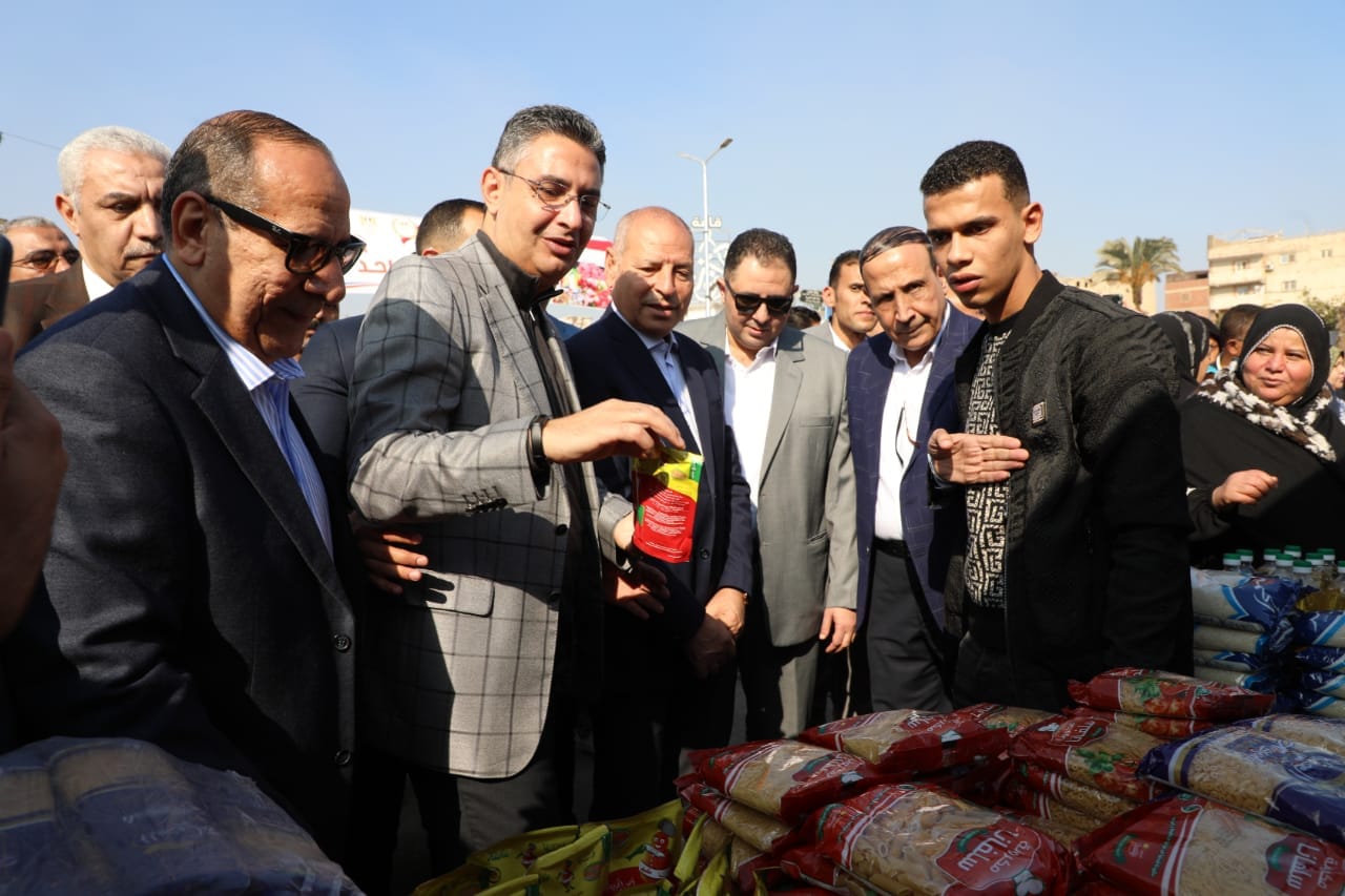 وزير التموين ومحافظ القاهرة يفتتحان سوق اليوم الواحد بالأميرية