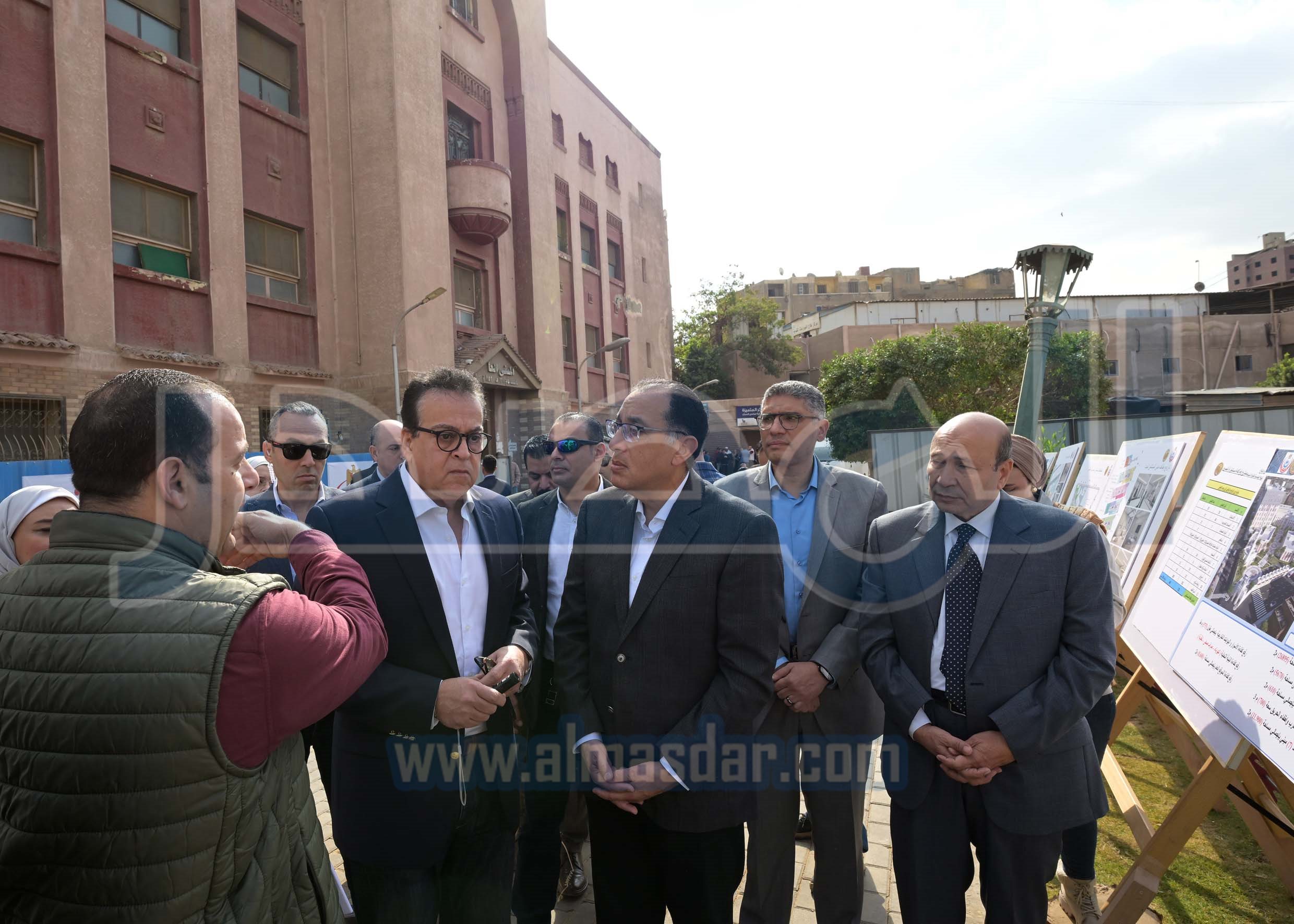 رئيس الوزراء يبدأ جولة تفقدية بعدد من المنشآت الصحية