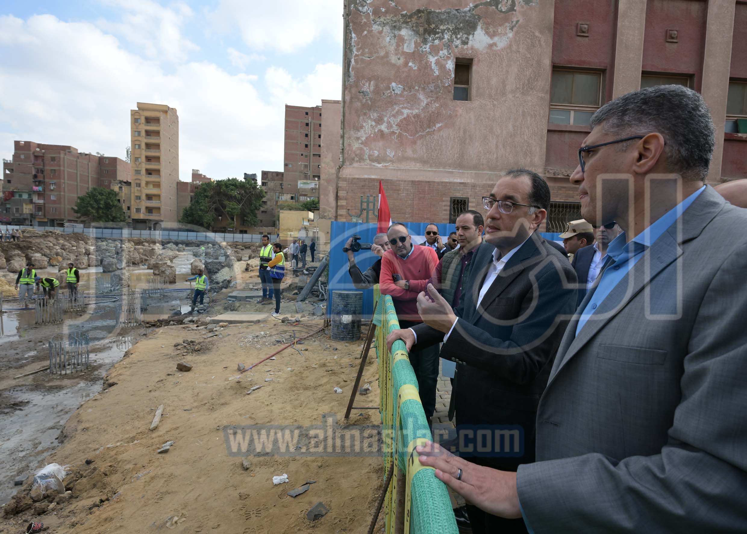 رئيس الوزراء يبدأ جولة تفقدية بعدد من المنشآت الصحية