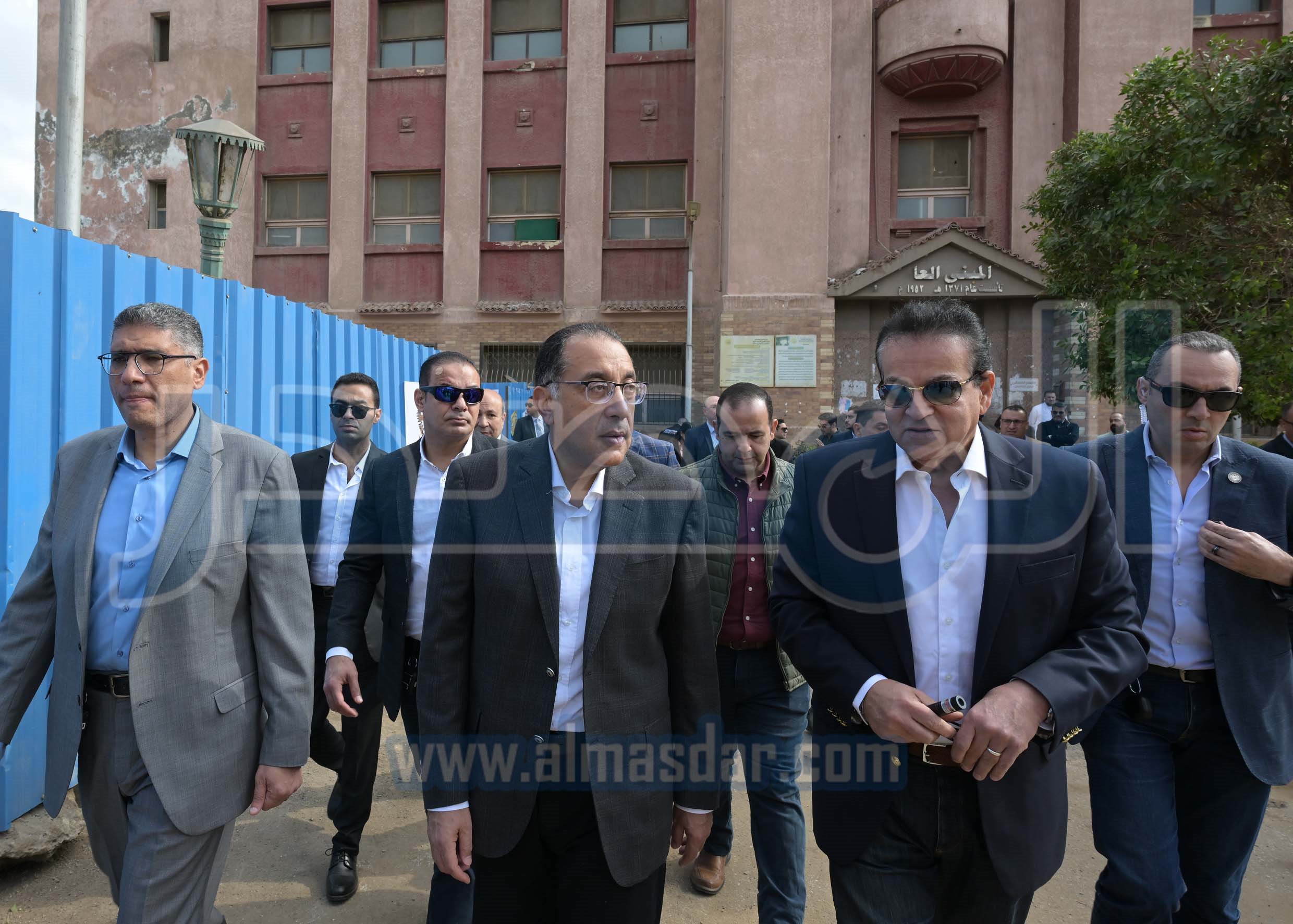 رئيس الوزراء يبدأ جولة تفقدية بعدد من المنشآت الصحية