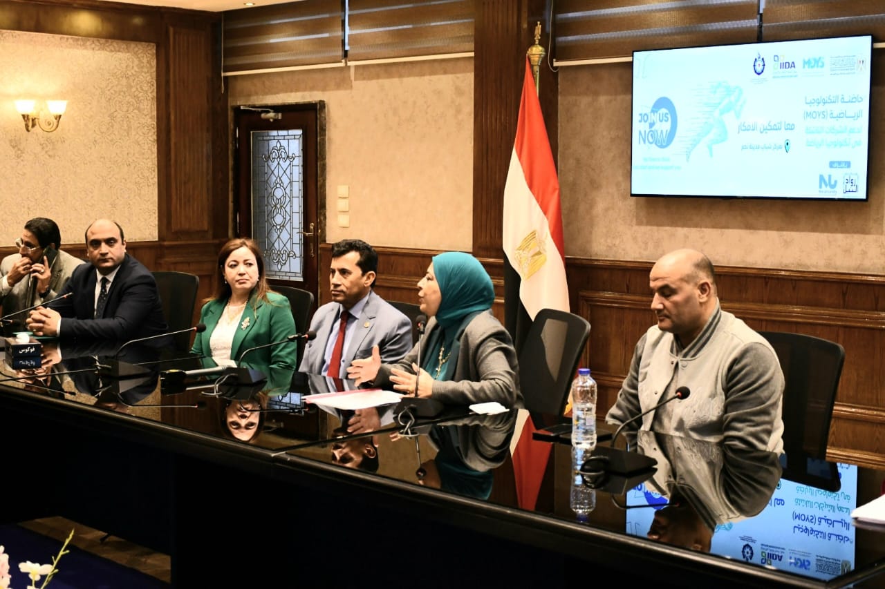 تسليم عقود أصحاب الشركات الناشئة الفائزة في حاضنة الأعمال الرياضية التكنولوجية