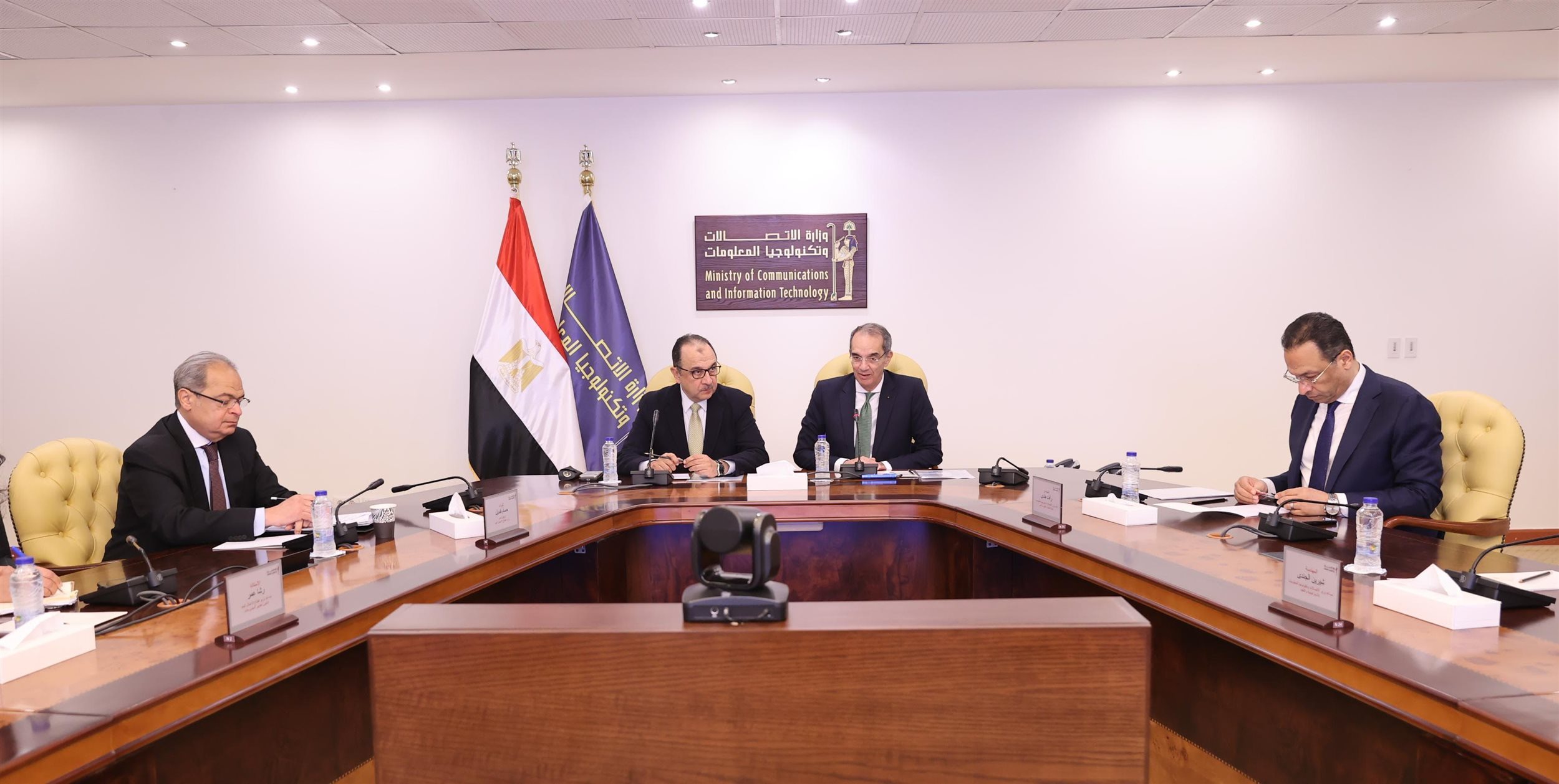 وزير قطاع الأعمال في اجتماع مع وزير الاتصالات