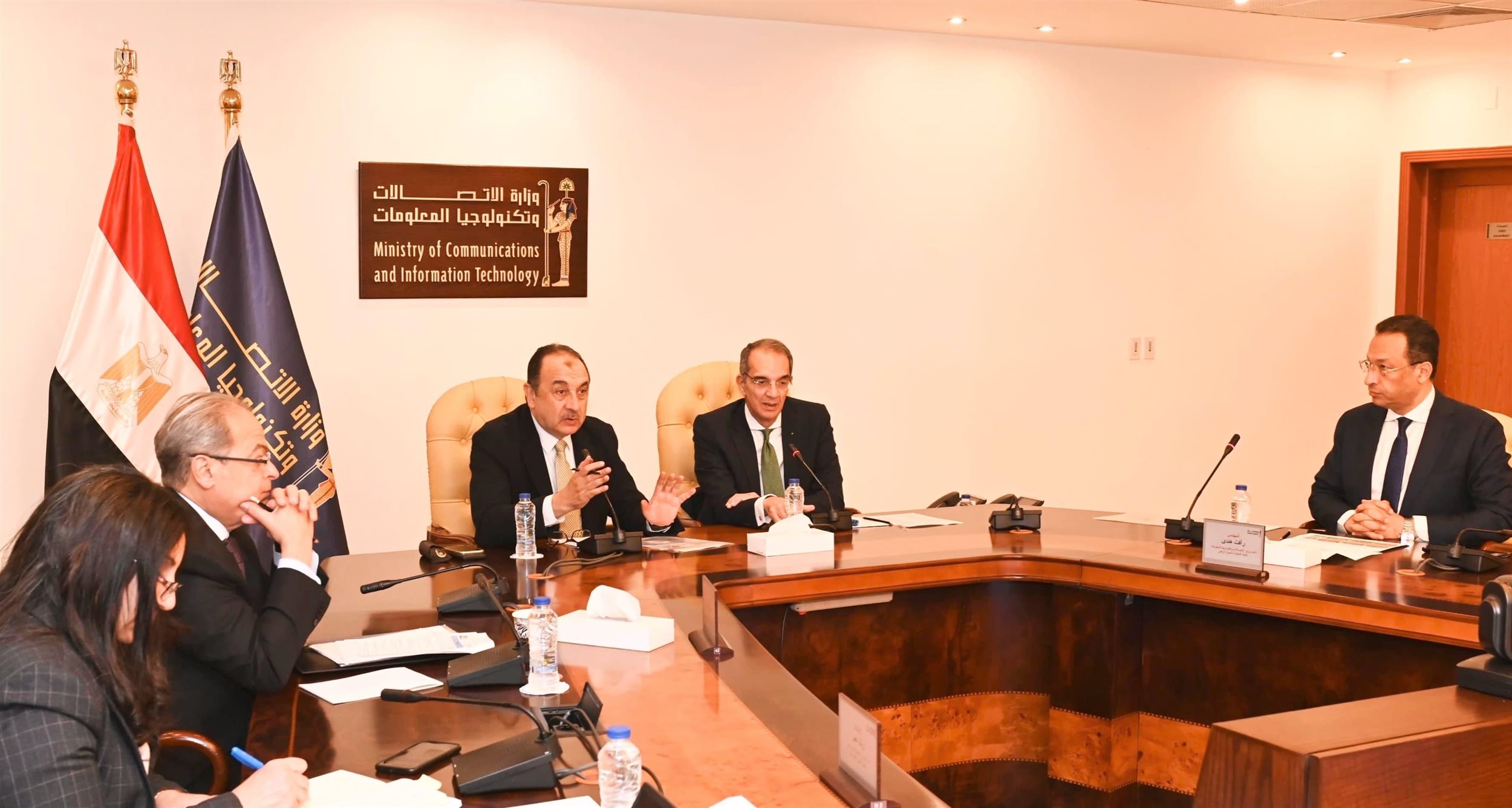 وزير قطاع الأعمال في اجتماع مع وزير الاتصالات