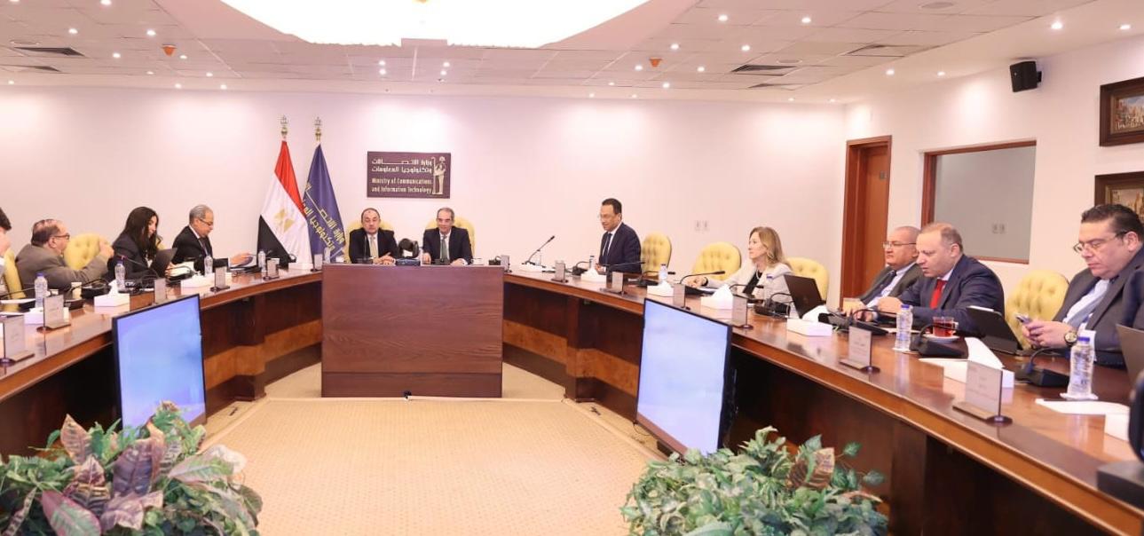 وزير قطاع الأعمال في اجتماع مع وزير الاتصالات