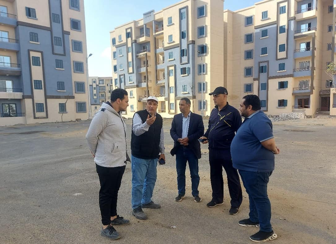 وزير الإسكان يتابع موقف تنفيذ وحدات سكن لكل المصريين