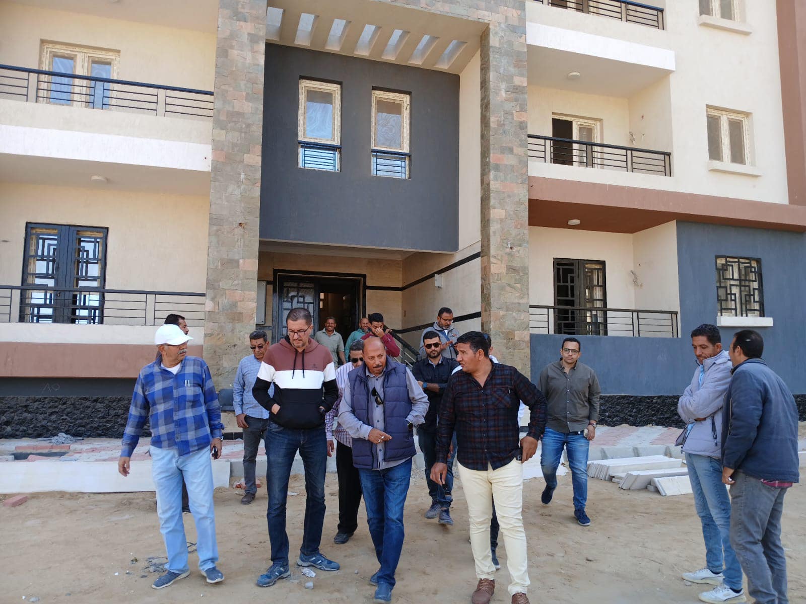 وزير الإسكان يتابع موقف تنفيذ وحدات سكن لكل المصريين