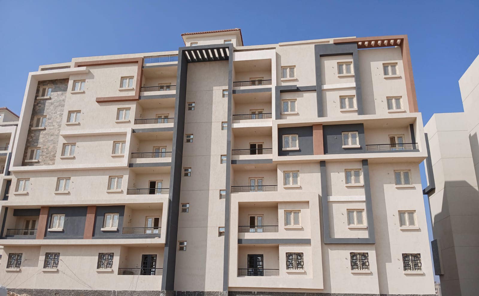 وزير الإسكان يتابع موقف تنفيذ وحدات سكن لكل المصريين