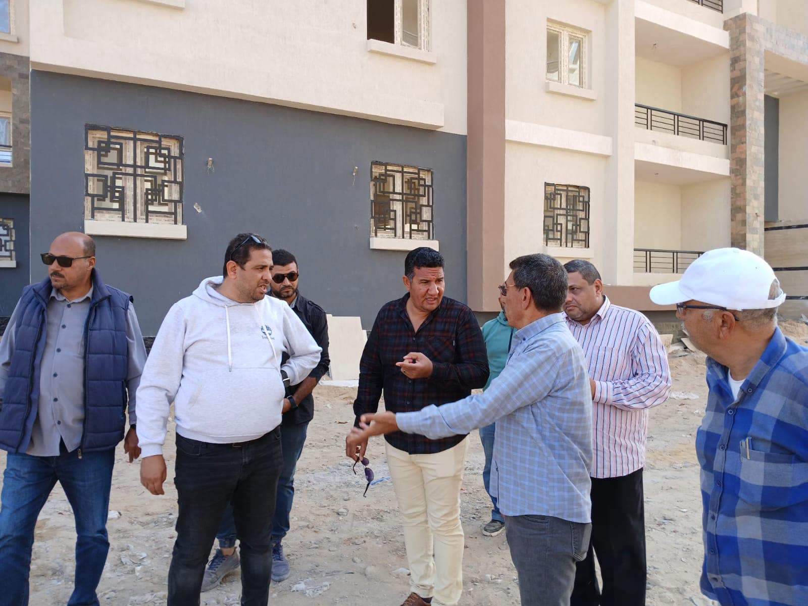 وزير الإسكان يتابع موقف تنفيذ وحدات سكن لكل المصريين