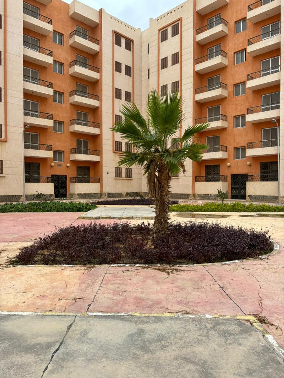 وزير الإسكان يتابع موقف تنفيذ وحدات سكن لكل المصريين